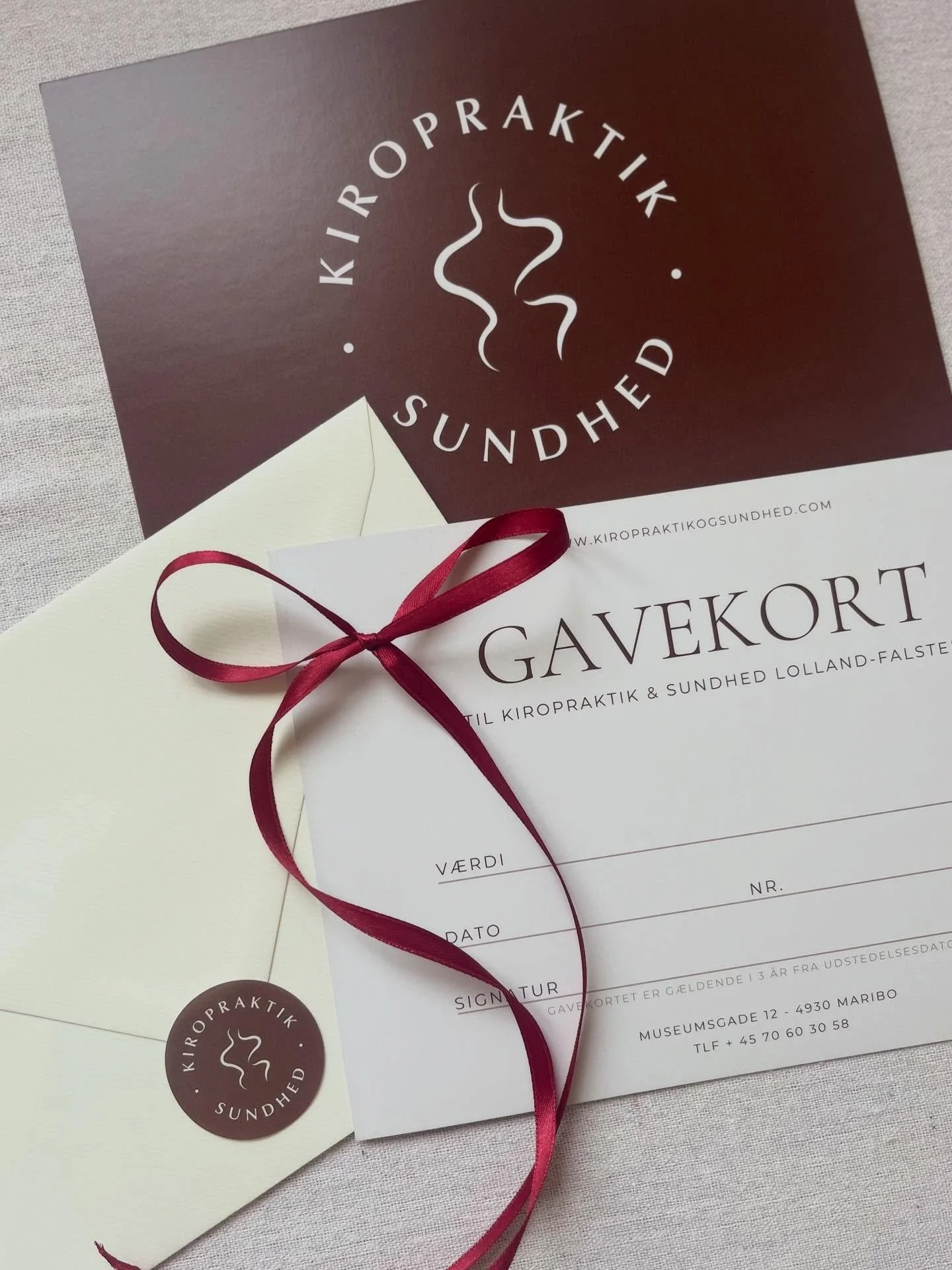 Julen er hjerternes fest &ndash; og hos Kiropraktik &amp; Sundhed kan du gl&aelig;de en, du har k&aelig;r, med et gavekort fyldt med omsorg &hearts;️

Giv et gavekort til en specifik behandling eller p&aring; et valgfrit bel&oslash;b.

Fork&aelig;l e