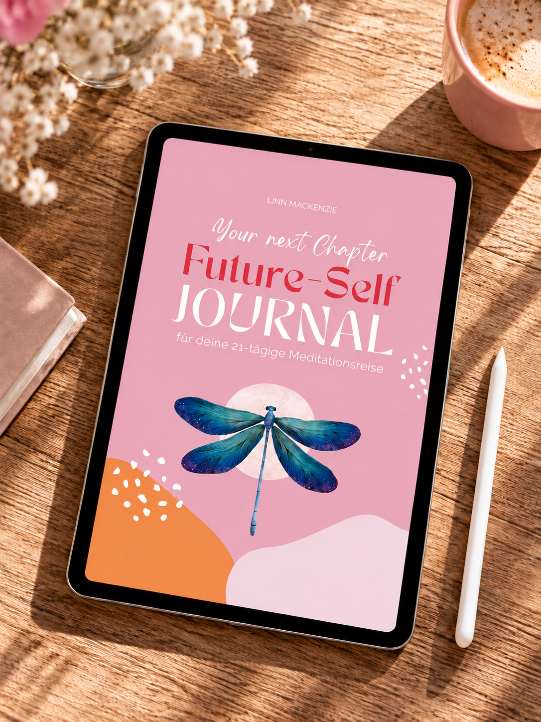 Future-Self-Journal liegt auf Holztisch im Sonnenschein