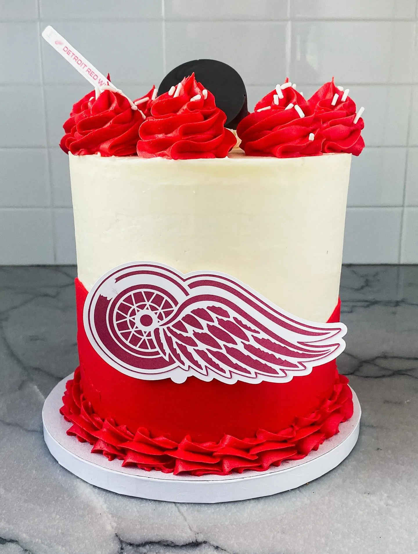 September cake giveaway winner @akalpy requested a  @detroitredwings cake!

Chocolate cake with vanilla frosting and a chocolate covered Oreo for the hockey puck 🏒

#giveawaywinner #customcake #columbusbakery #sportscake