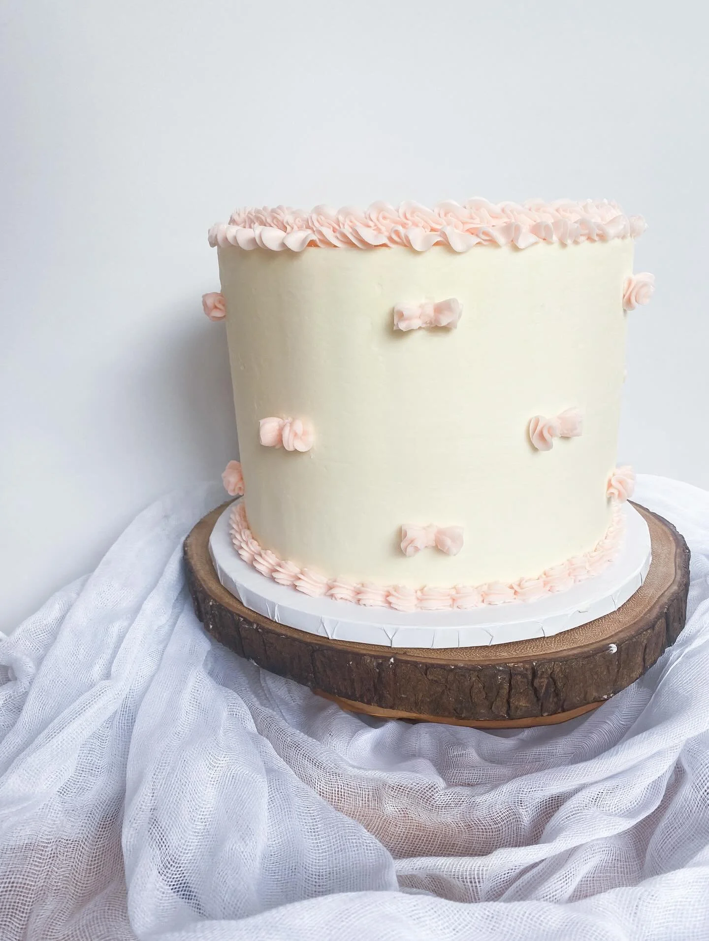 Sweet bow cqke and mini macarons favors for a baby shower

8&rdquo; vanilla cake

#bowcake #babyshowerideas #minimacarons #partyfavors #partyplanning #customcakes #columbusbakery