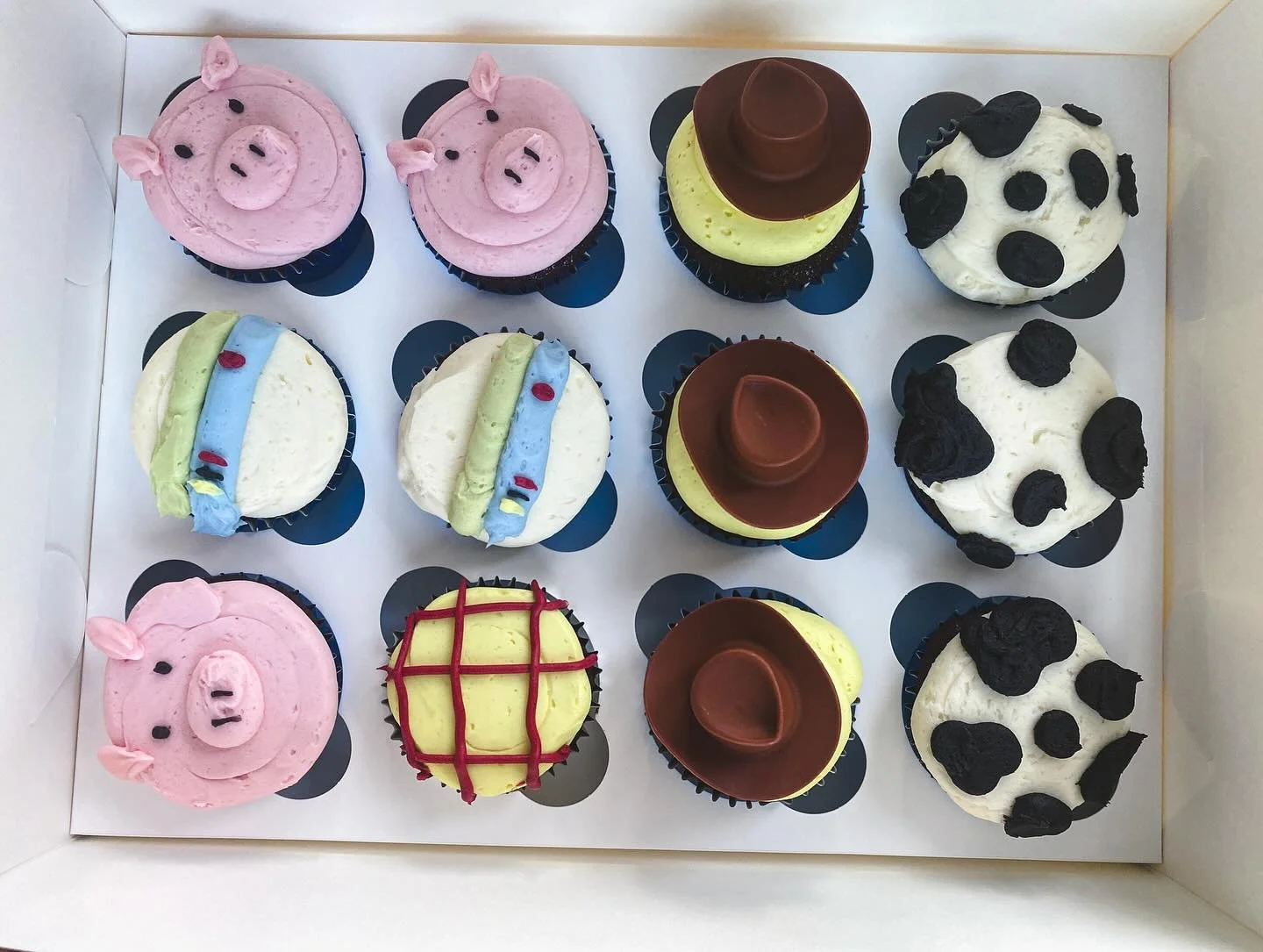 Cute Toy Story themed cupcakes 🧁 for a birthday party!
 
Used @prsmsugarco to achieve the colors artificial dye-free. 

#birthdaycupcakes #toystory #columbusbakery #birthdaytheme #customcupcakes