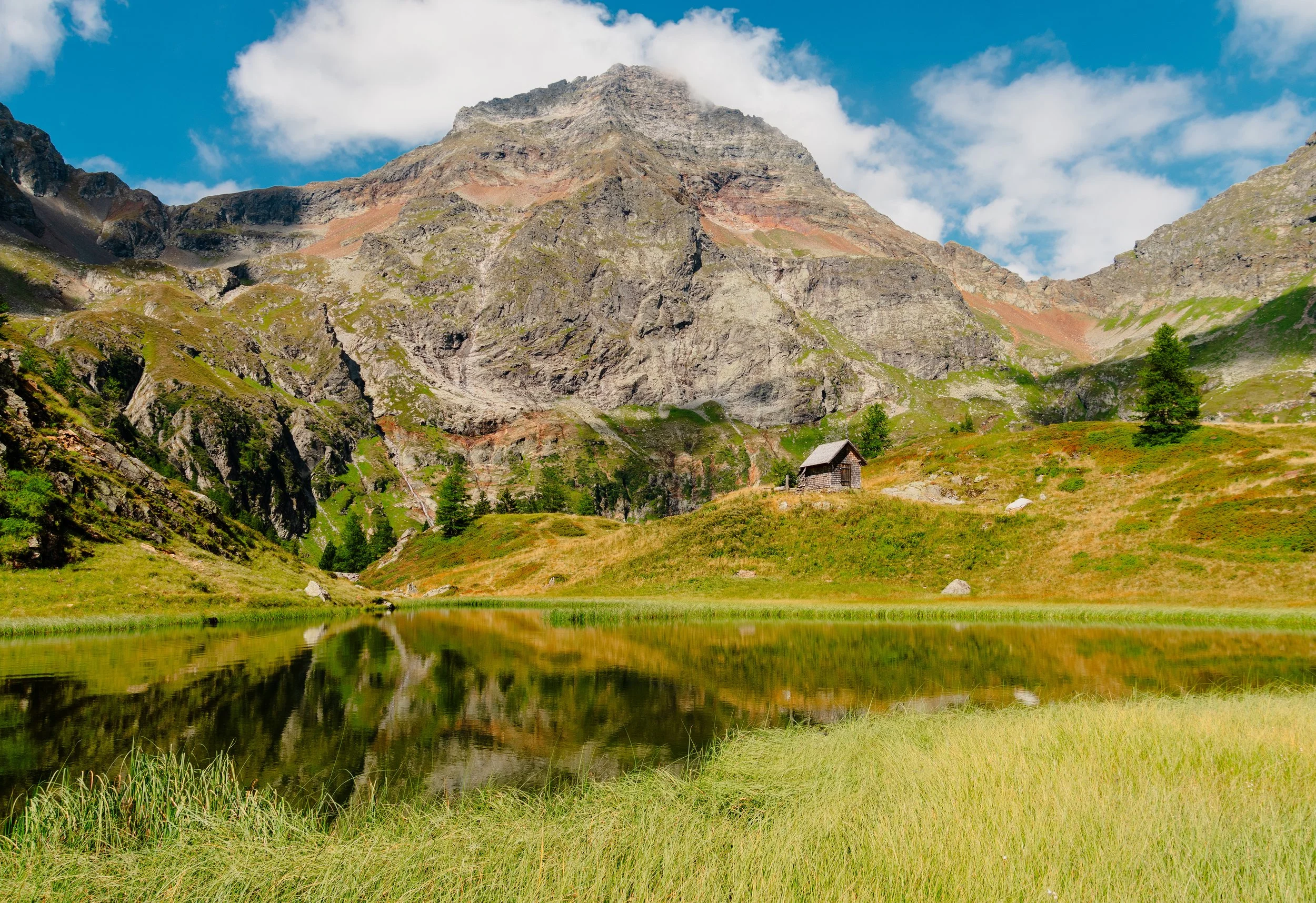 Der Gralatisee mit Hütte vor dem Hochgolling