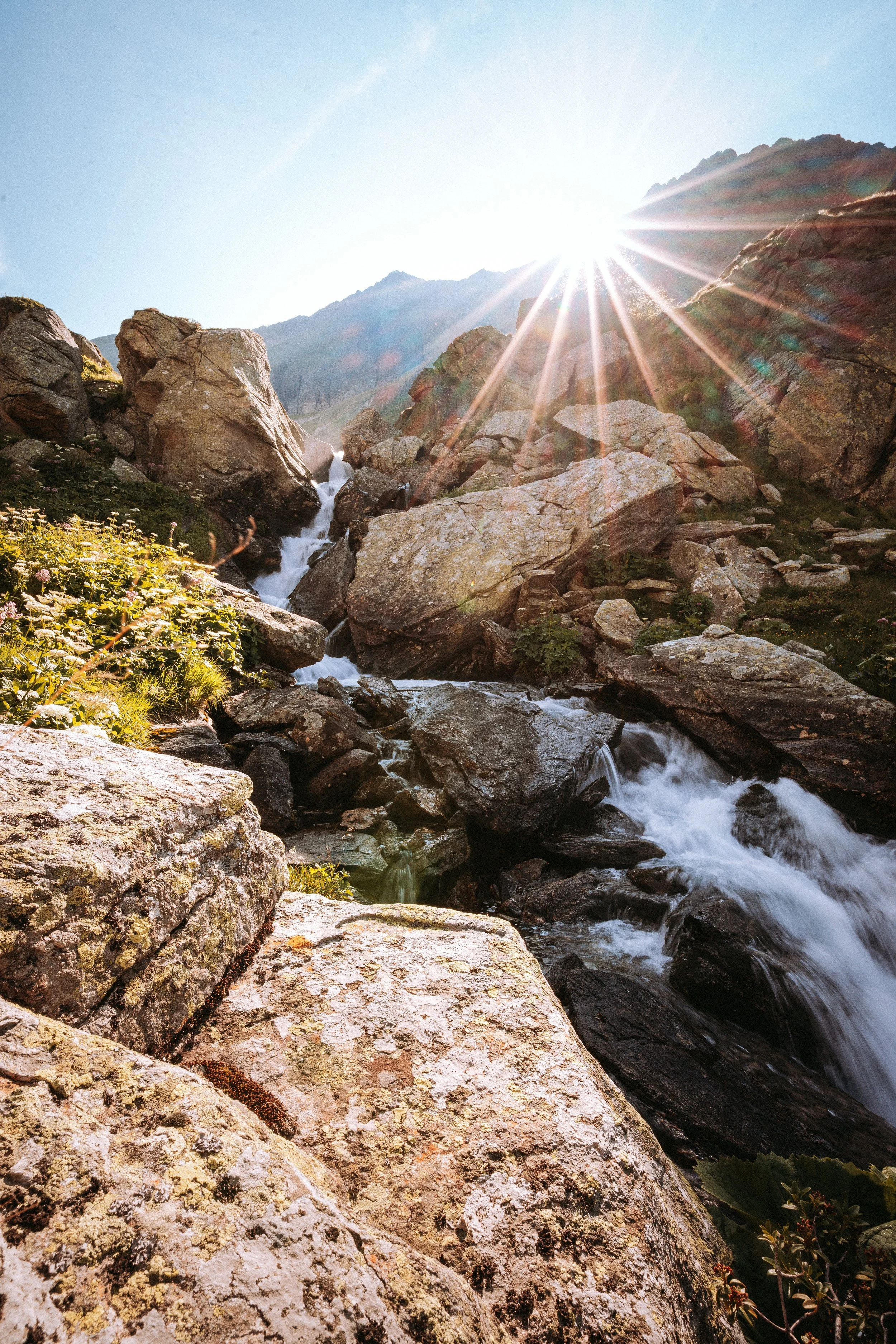 Nach der Göralhütte kommt die Sonne über die Deichselspitze