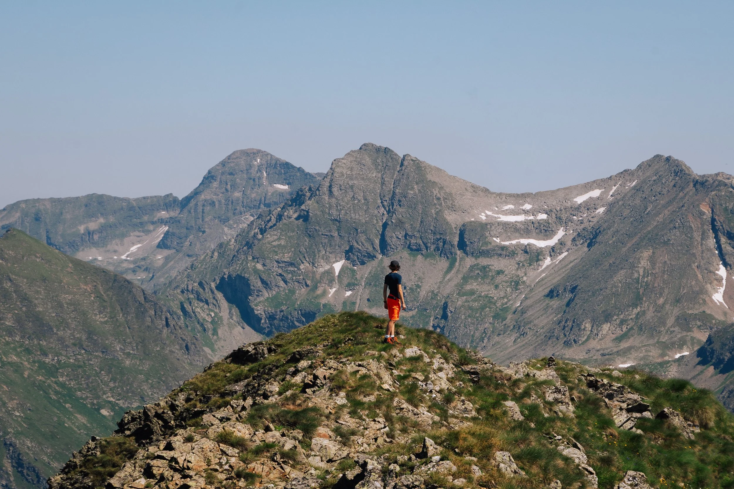 Hinter Moritz ist das Waldhorn zu sehen