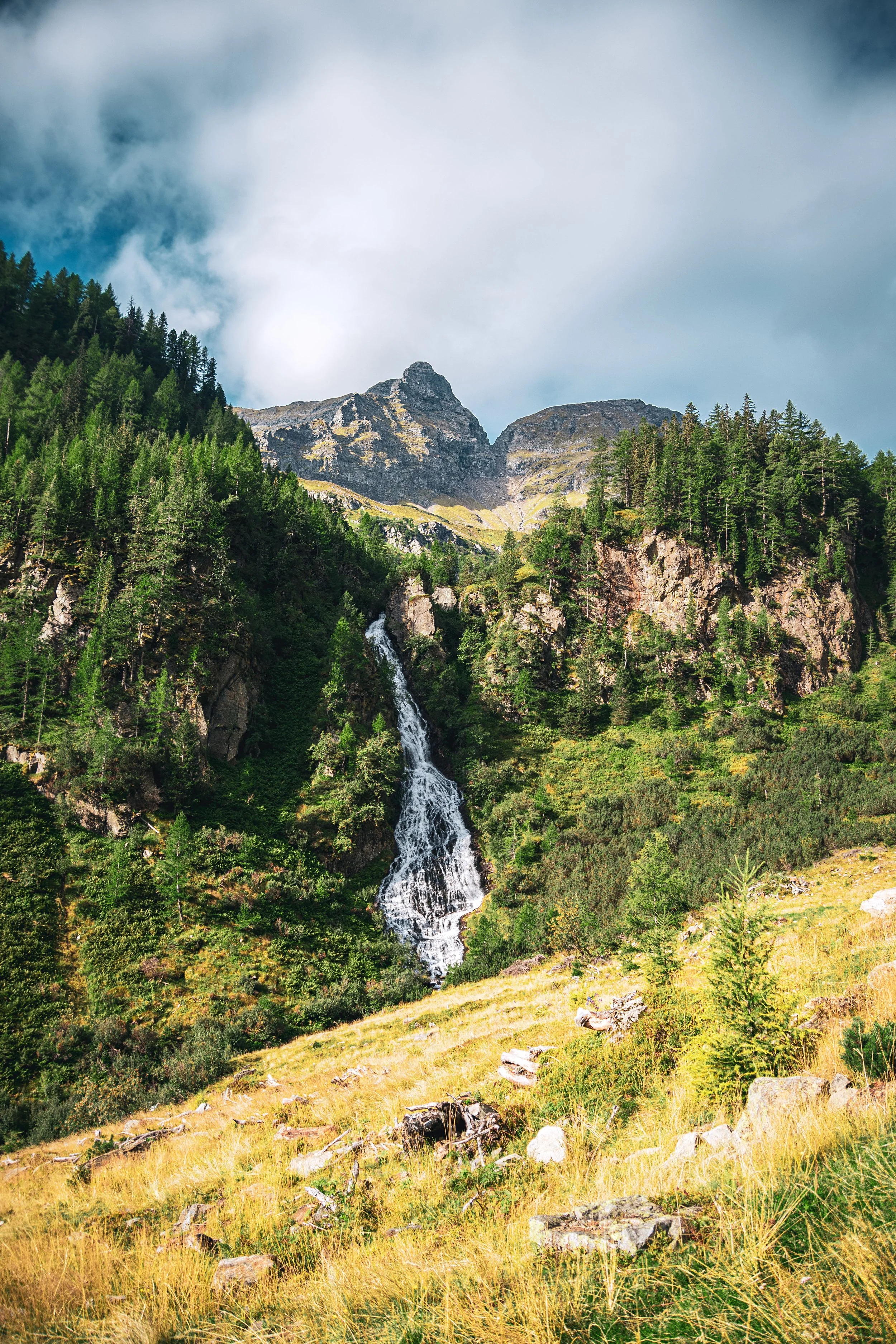 Der Wasserfall der einem auf dem Weg begleitet