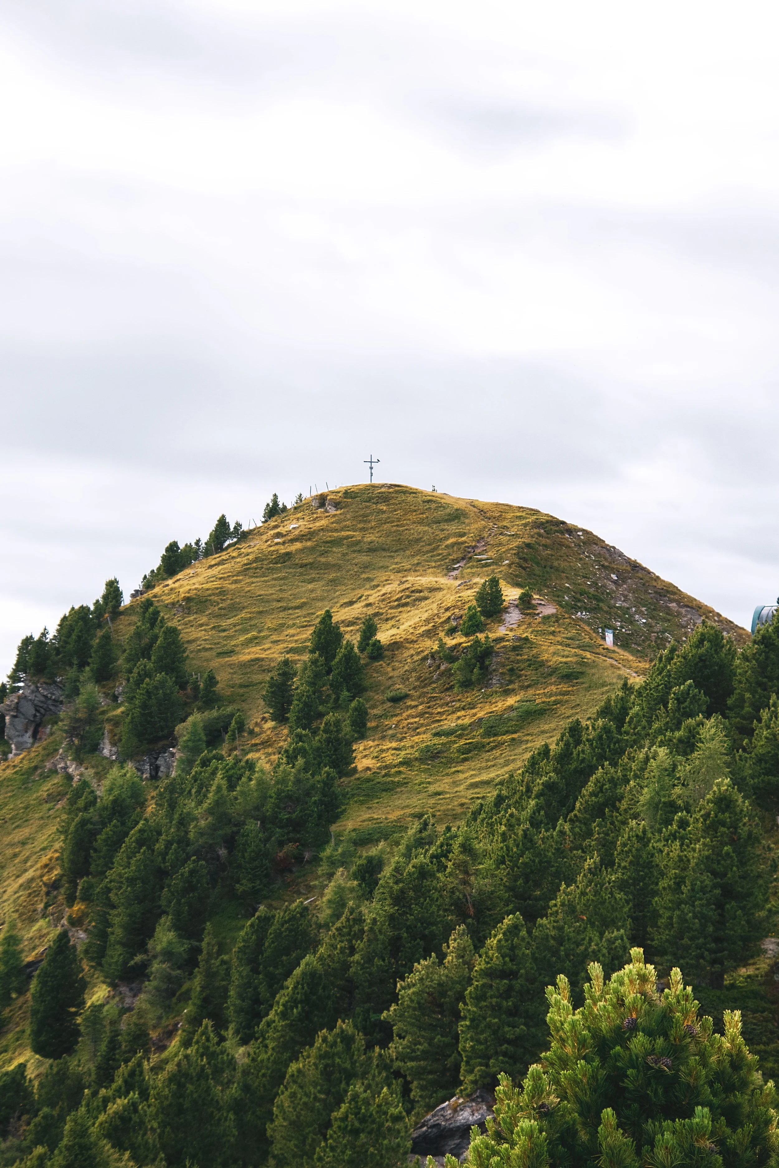 Das Gipfelkreuz ist schon zu sehen