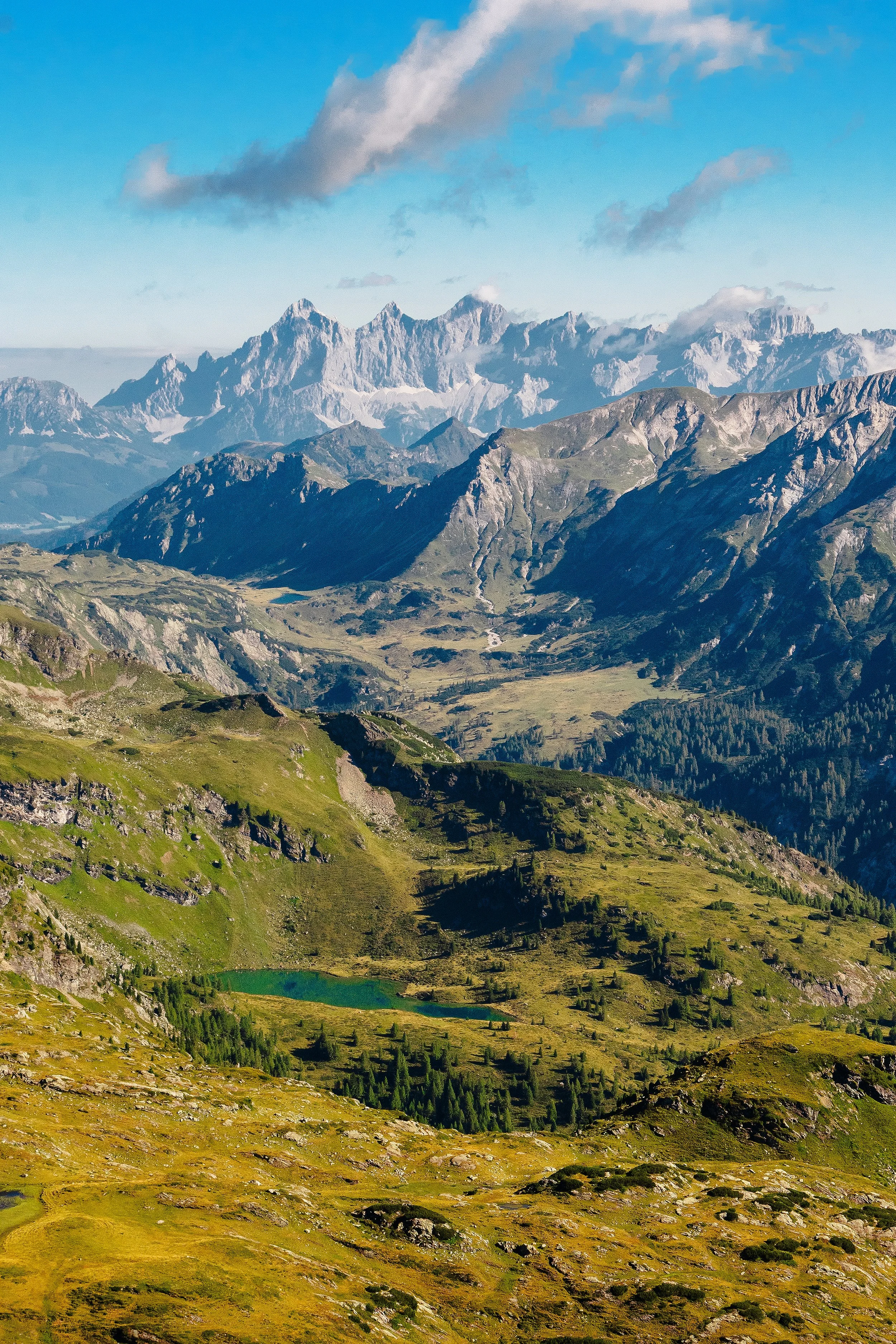 Blick zum Tiefenbachsee und dem Dachstein