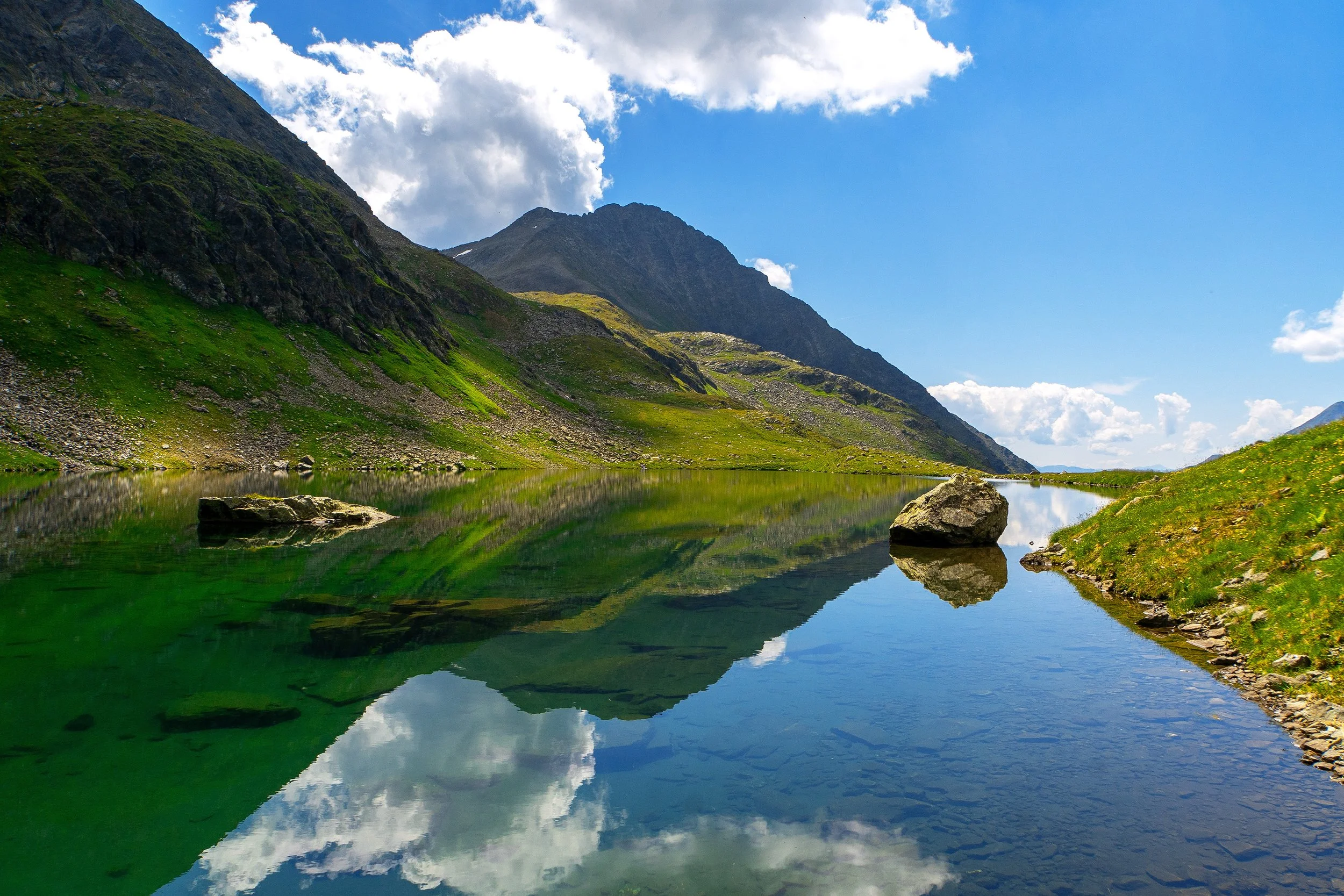 Beim Angersee kann man sogar die Steine am Grund erkennen, so klar ist dieser.