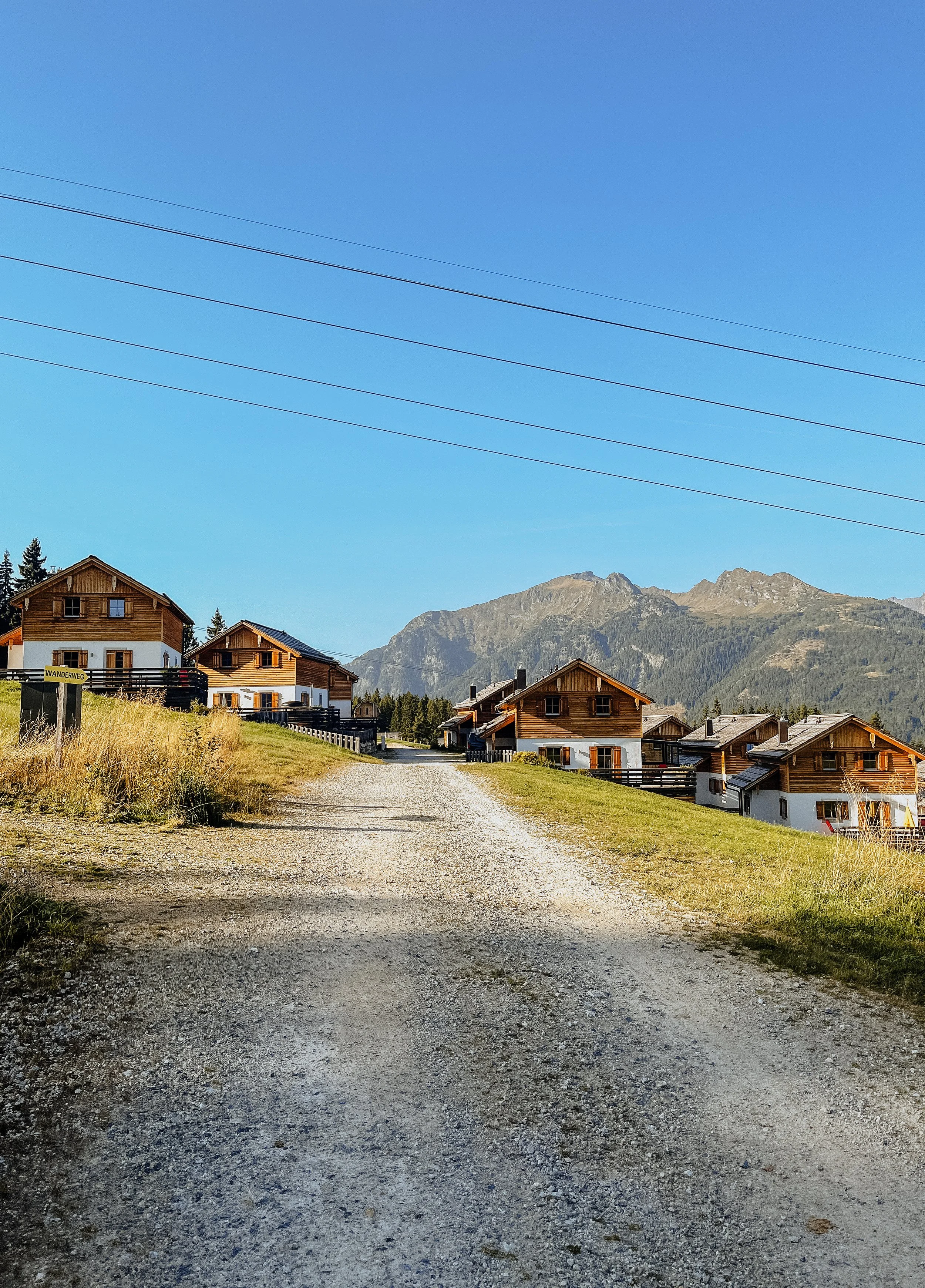 Der Weg zwischen den Chalets hindurch