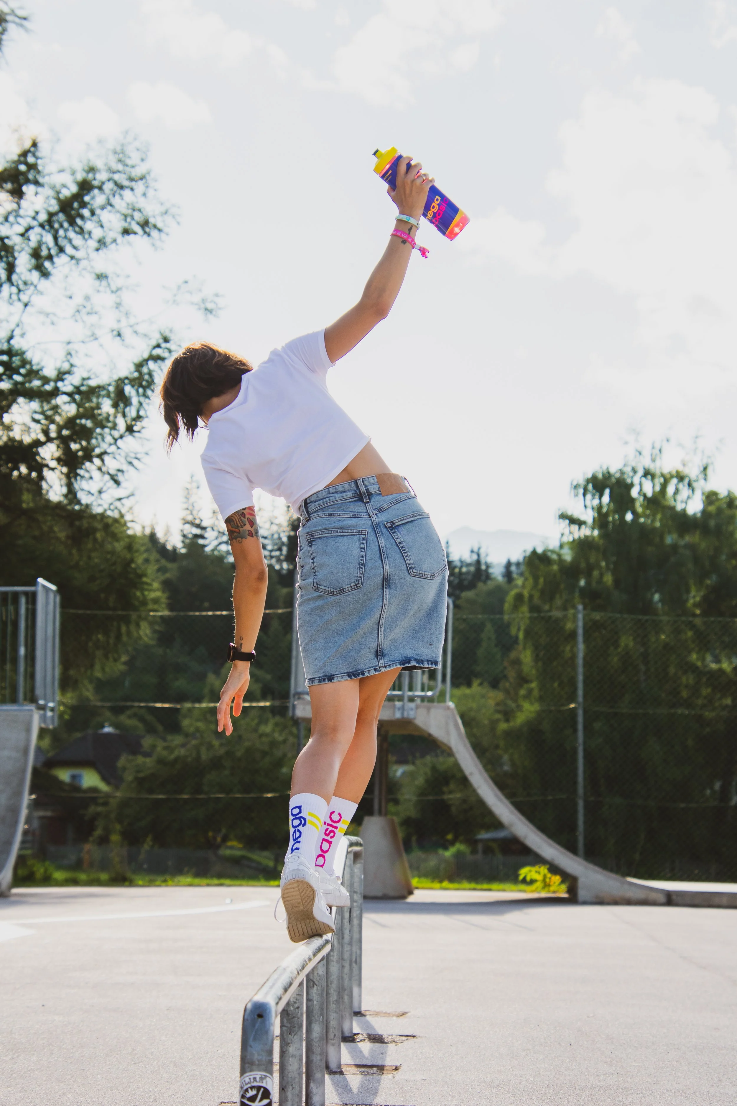 Eine Person balanciert auf einem Fahrradständer auf einem Skatepark.