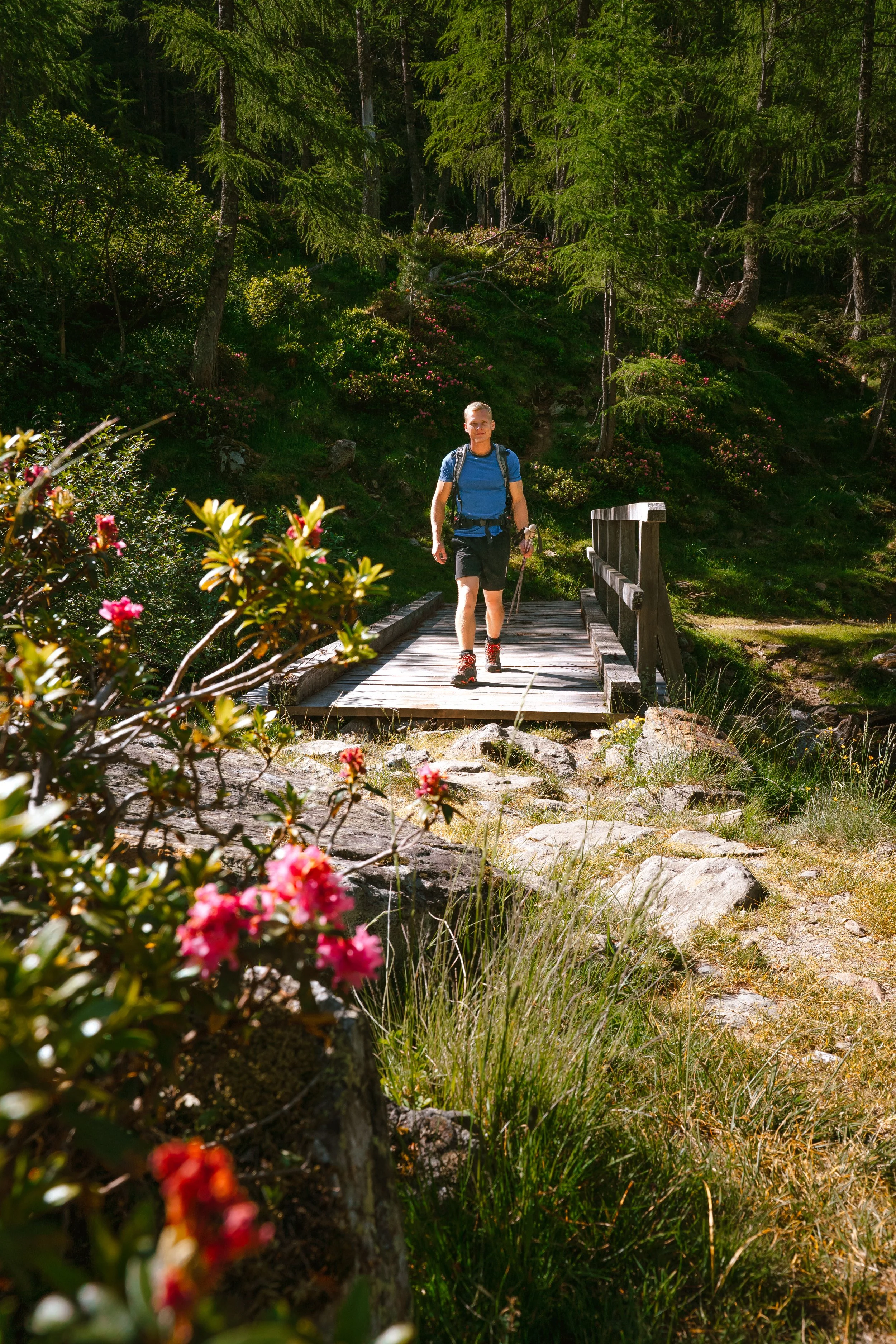 Man quert die letzte Brücke bevor es steil bergauf zum Unteren Landschitzsee geht