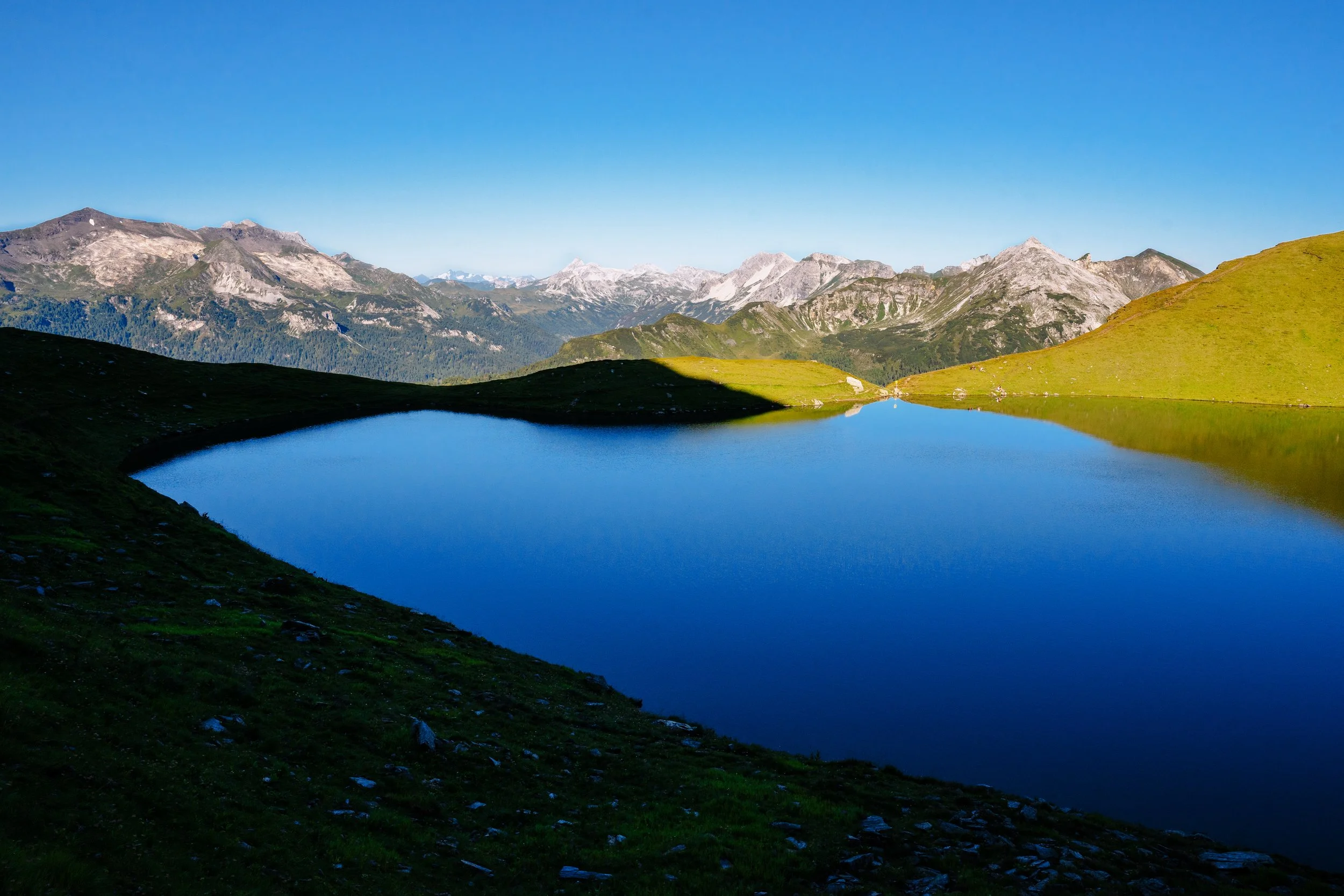 Der Twenger Almsee noch im Schatten