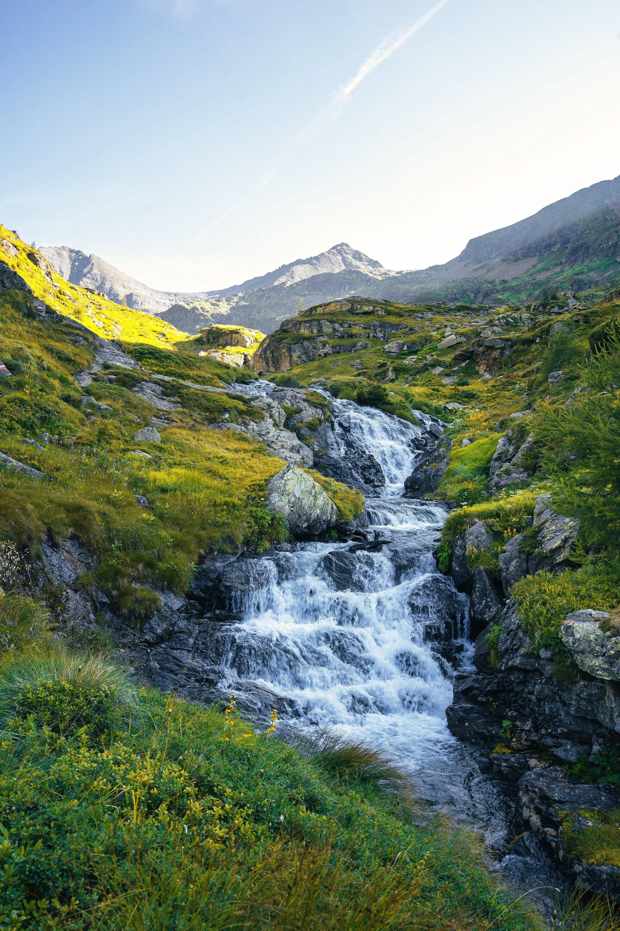 Wasserfälle neben dem Weg