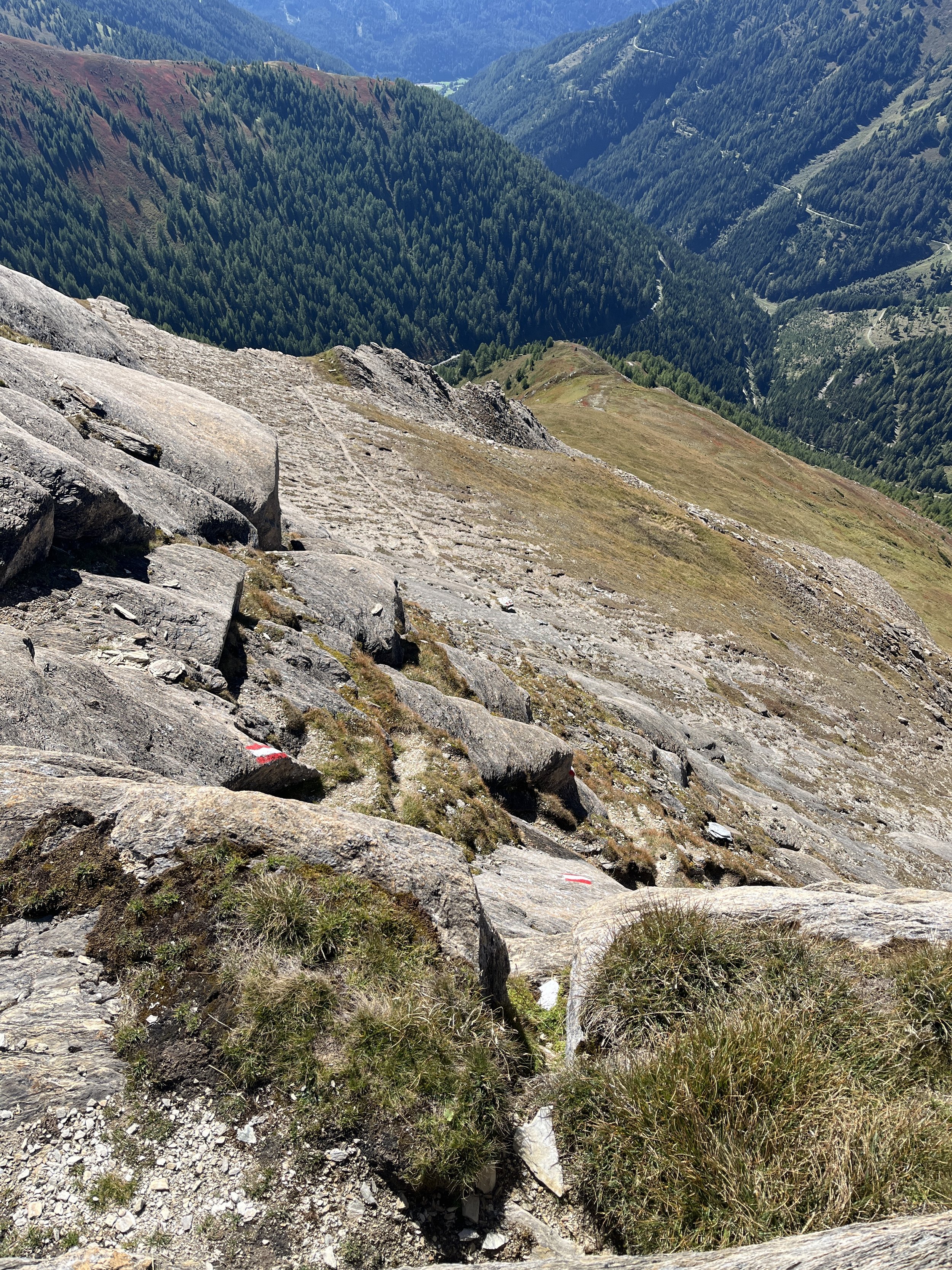 Der letzte Abschnitt ist felsig und man braucht die Hände.