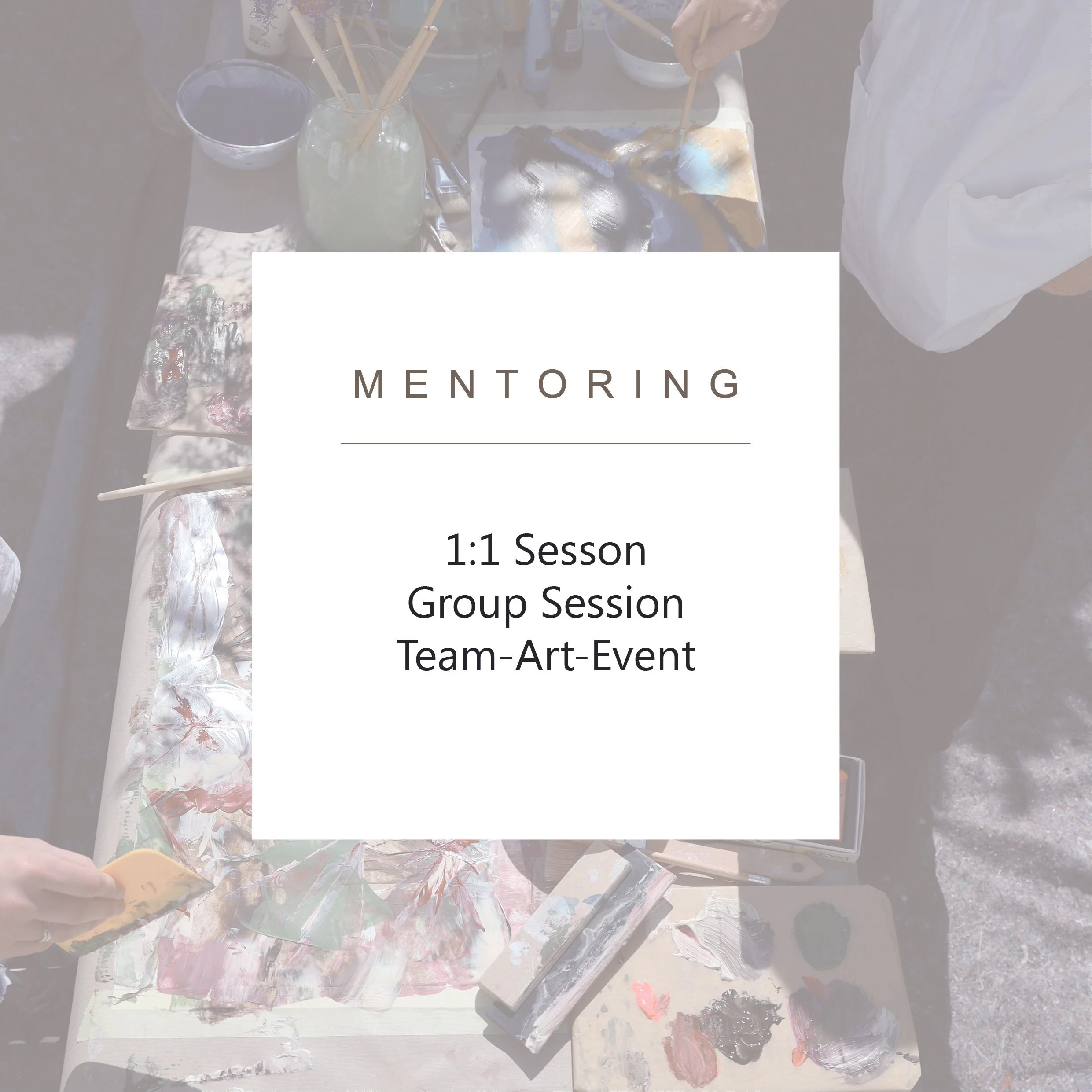 Chiquita-Schuh mit Absatz. Absatzschuh aus orangem veganem Leder mit Riemchen.