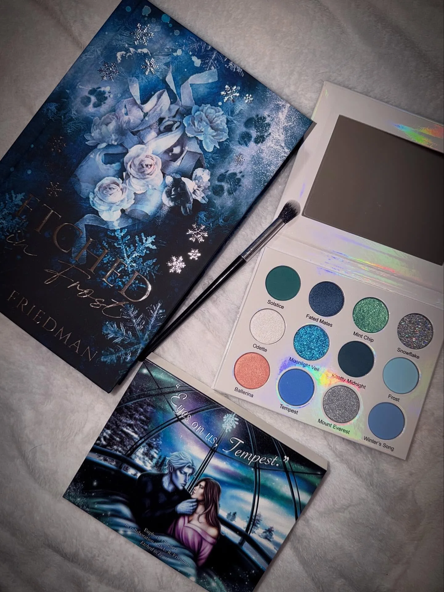 ❄️ 11 days left ❄️
 Our Etched in Frost inspired collab with @lrfriedmanauthor is live until December 26!
$35 bundle includes palette, slip, signed print &amp; art by @artedeabs !! Don&rsquo;t miss it ❄️
 Ships late Feb. Link in bio ✨

#bookish #make