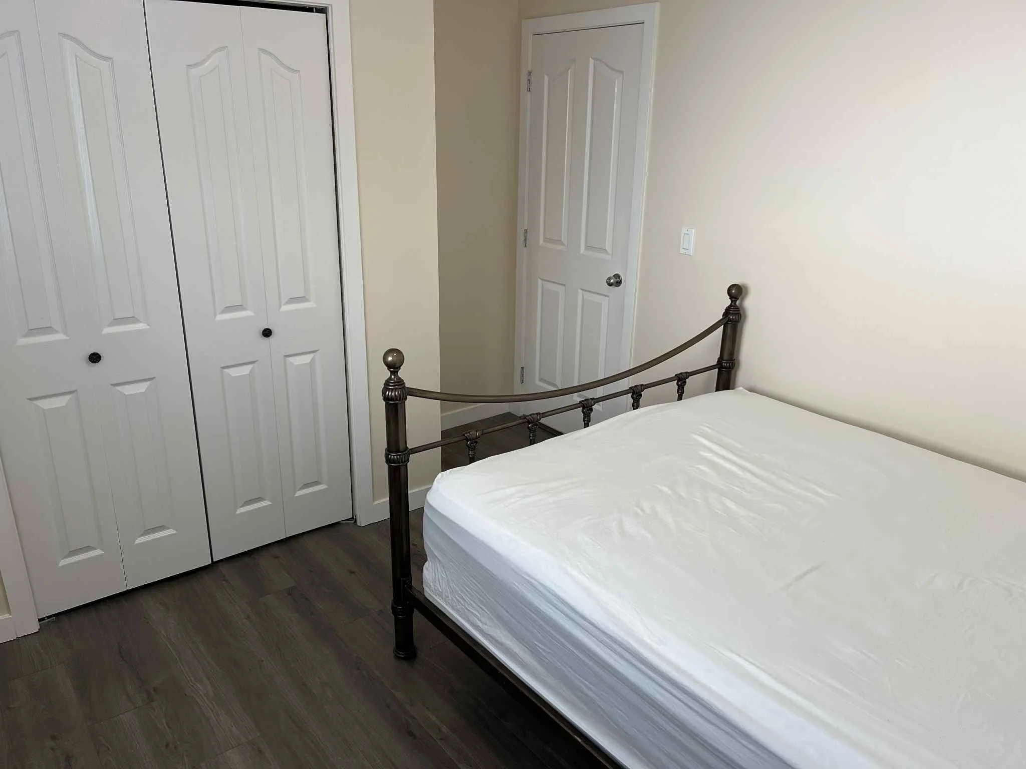 Bedroom 01.jpg