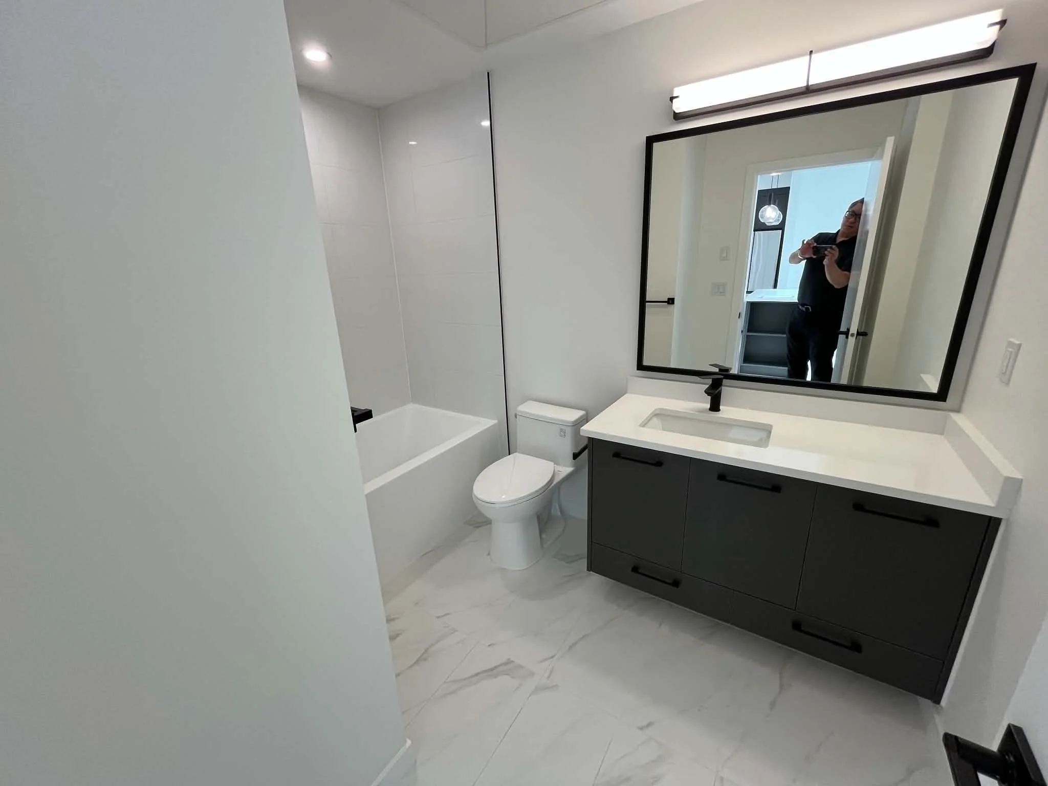 Main Bathroom.jpg
