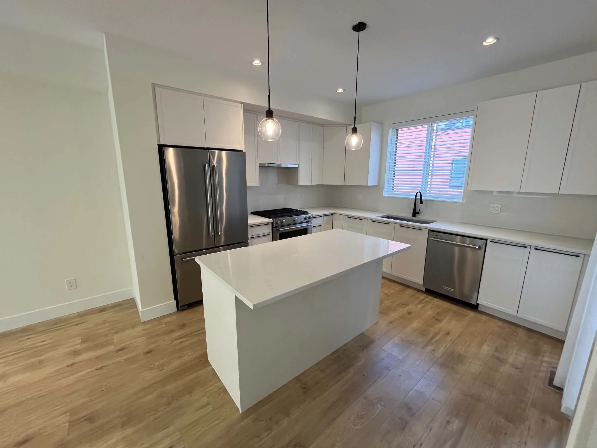 Kitchen 02.jpg