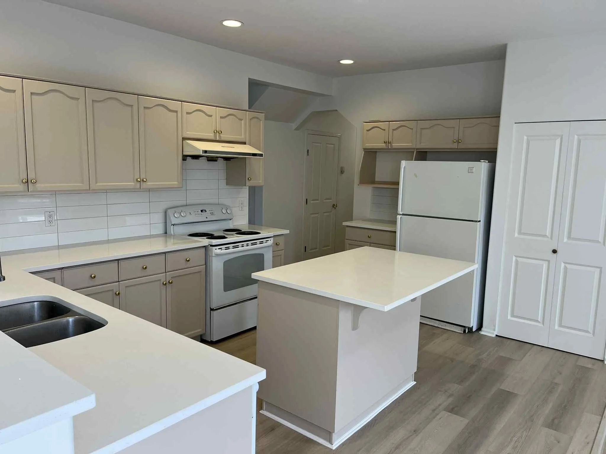 kitchen 02.jpg