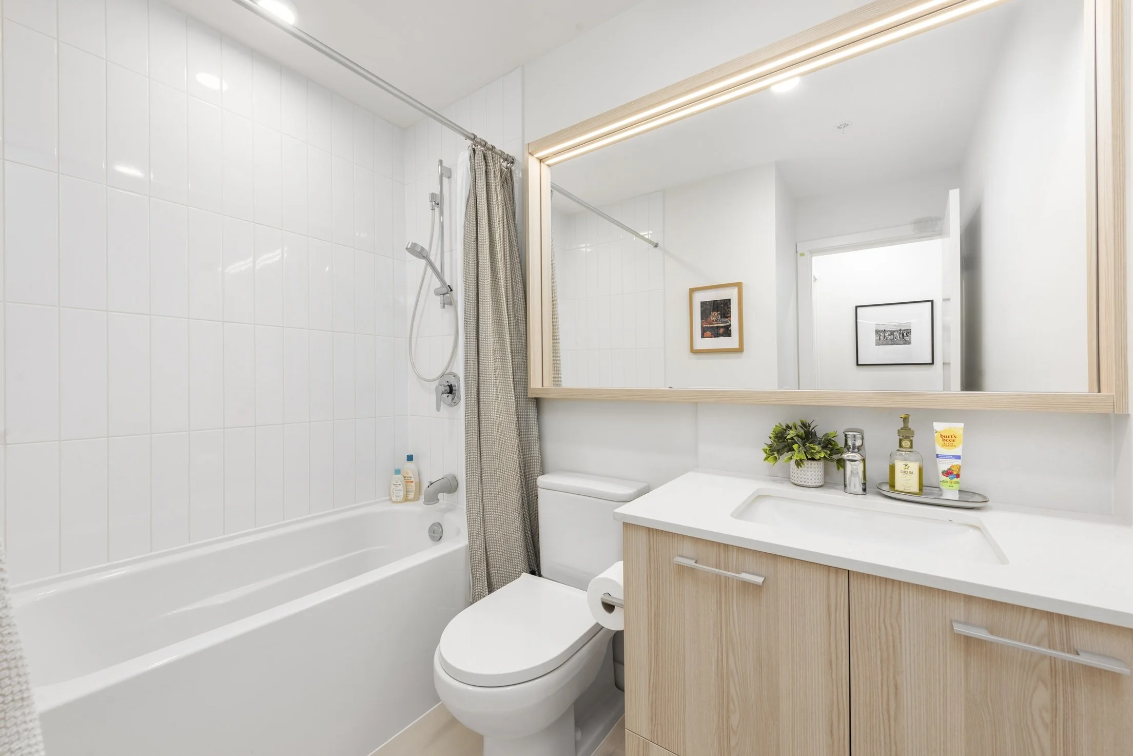 Main Bathroom.jpeg
