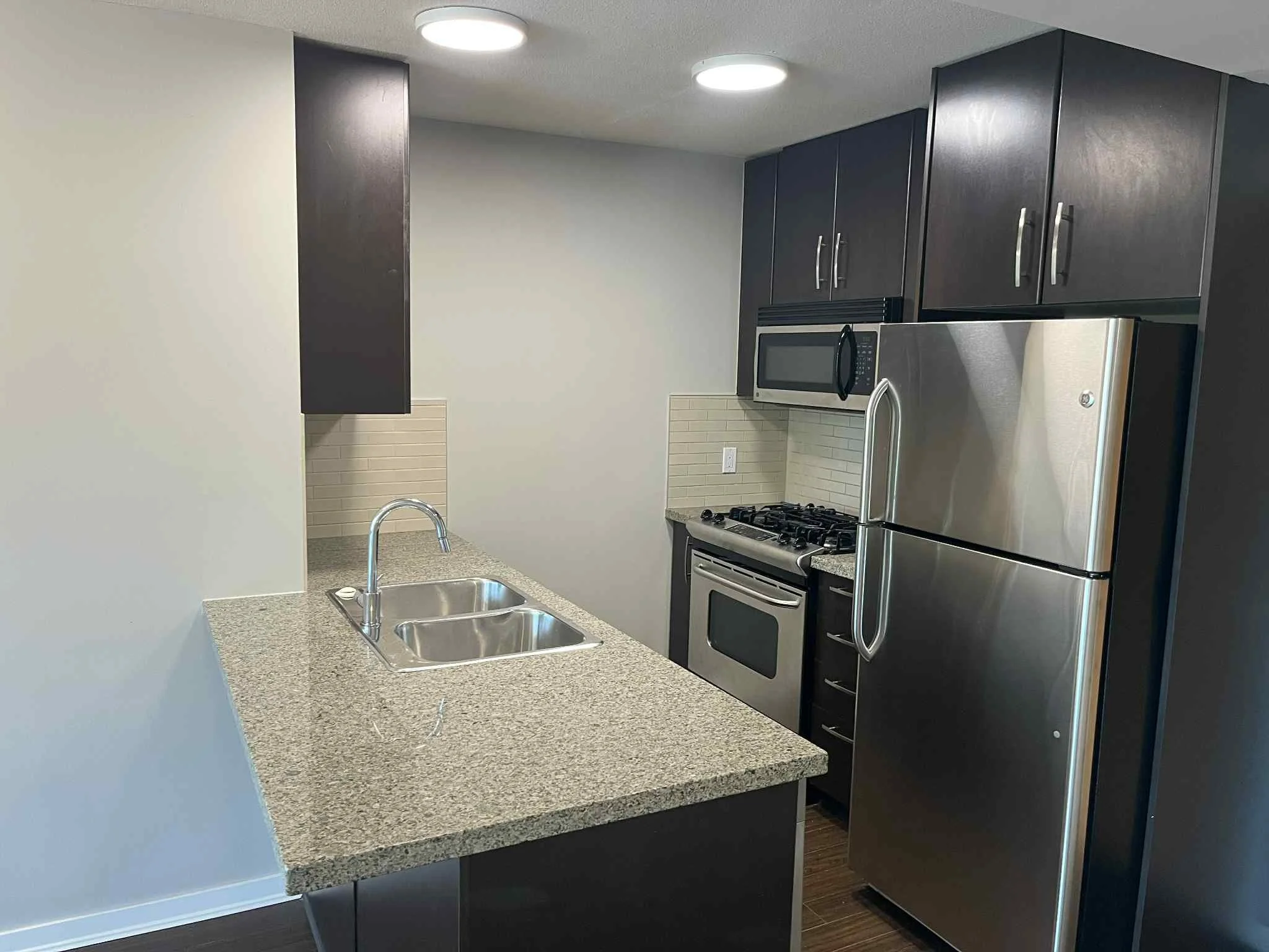 Kitchen 02.jpg