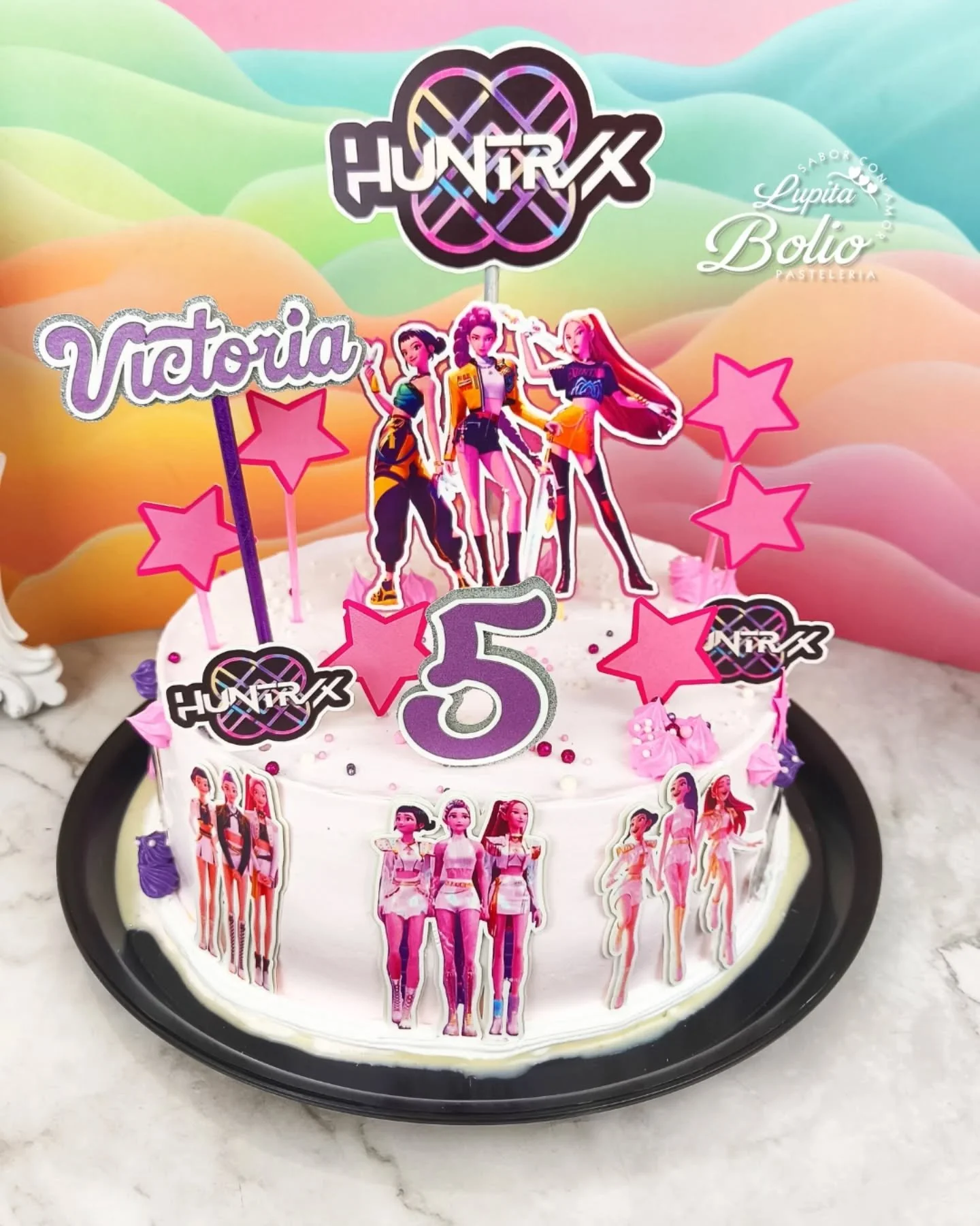 Los pasteles de Kpop Demon Hunters est&aacute;n aqu&iacute; 🍰💕 Ideales para tu celebraci&oacute;n y llenos de color y brillo ✨

Gracias por su preferencia 🩷

Cotiza el tuyo con nosotros y llena de magia tu evento! 💜

📱Cd. Industrial - 9932144768