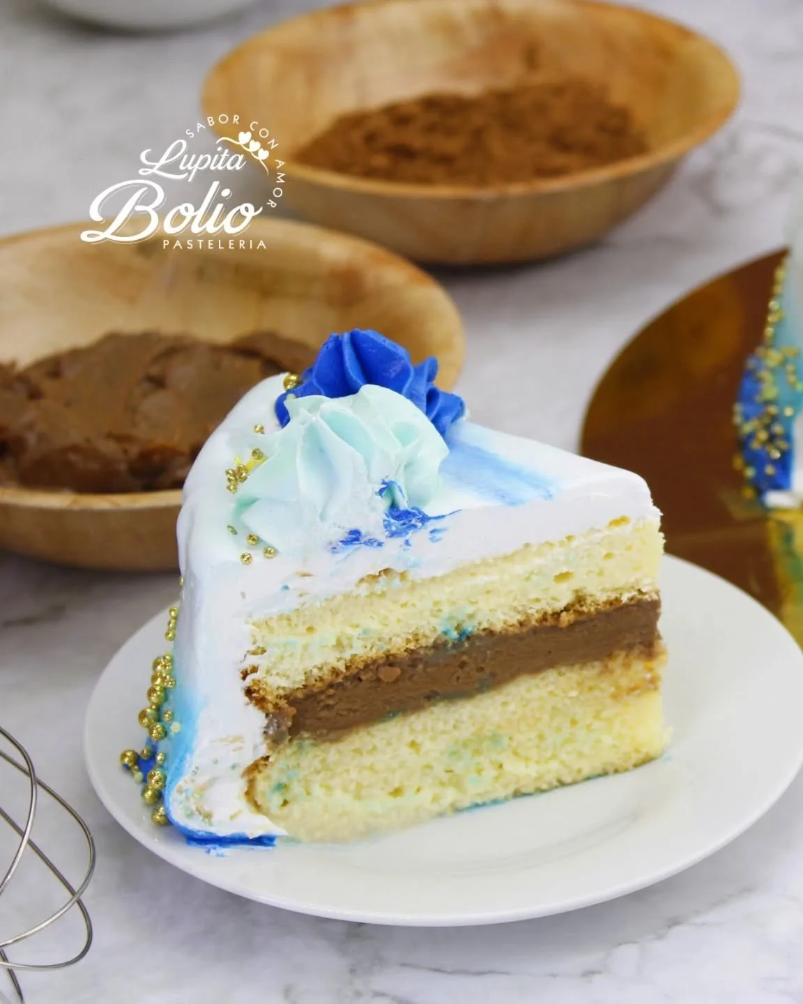 Cl&aacute;sico y simplemente irresistible 🤍🍫🎂
Nuestro pastel de 3 leches con relleno de crema de chocolate es la combinaci&oacute;n perfecta para cualquier celebraci&oacute;n. Suave, h&uacute;medo y lleno de sabor en cada rebanada.

Ve por el tuyo