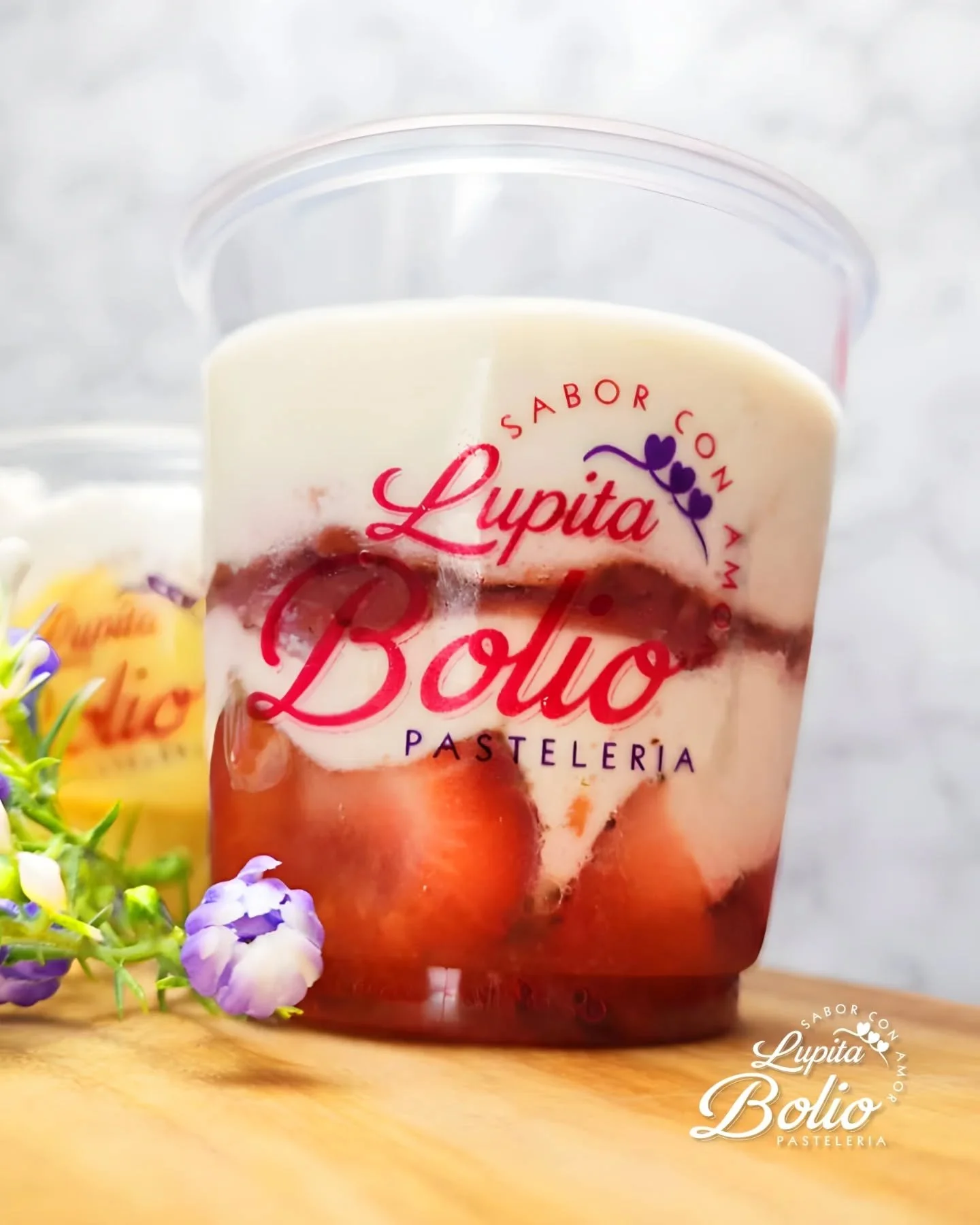 Frescas, cremosas y llenas de sabor 🍓🤍❤️
Nuestras fresas con crema son el antojo perfecto para cualquier momento del d&iacute;a. 

Con ese toque casero que tanto gusta. &iexcl;No te quedes sin probarlas!

Vis&iacute;tanos en nuestras 3 sucursales 

