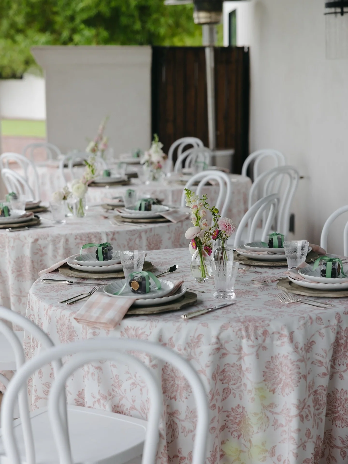 Where French caf&eacute; charm meets secret garden magic. This is what bridal shower dreams are made of 🌷

Planning &amp; Design @maisonglasco
Photography @caciecarrollphotography
Rentals @brighteventrentals @materialgirlsweddings 
Linens @deborah_b