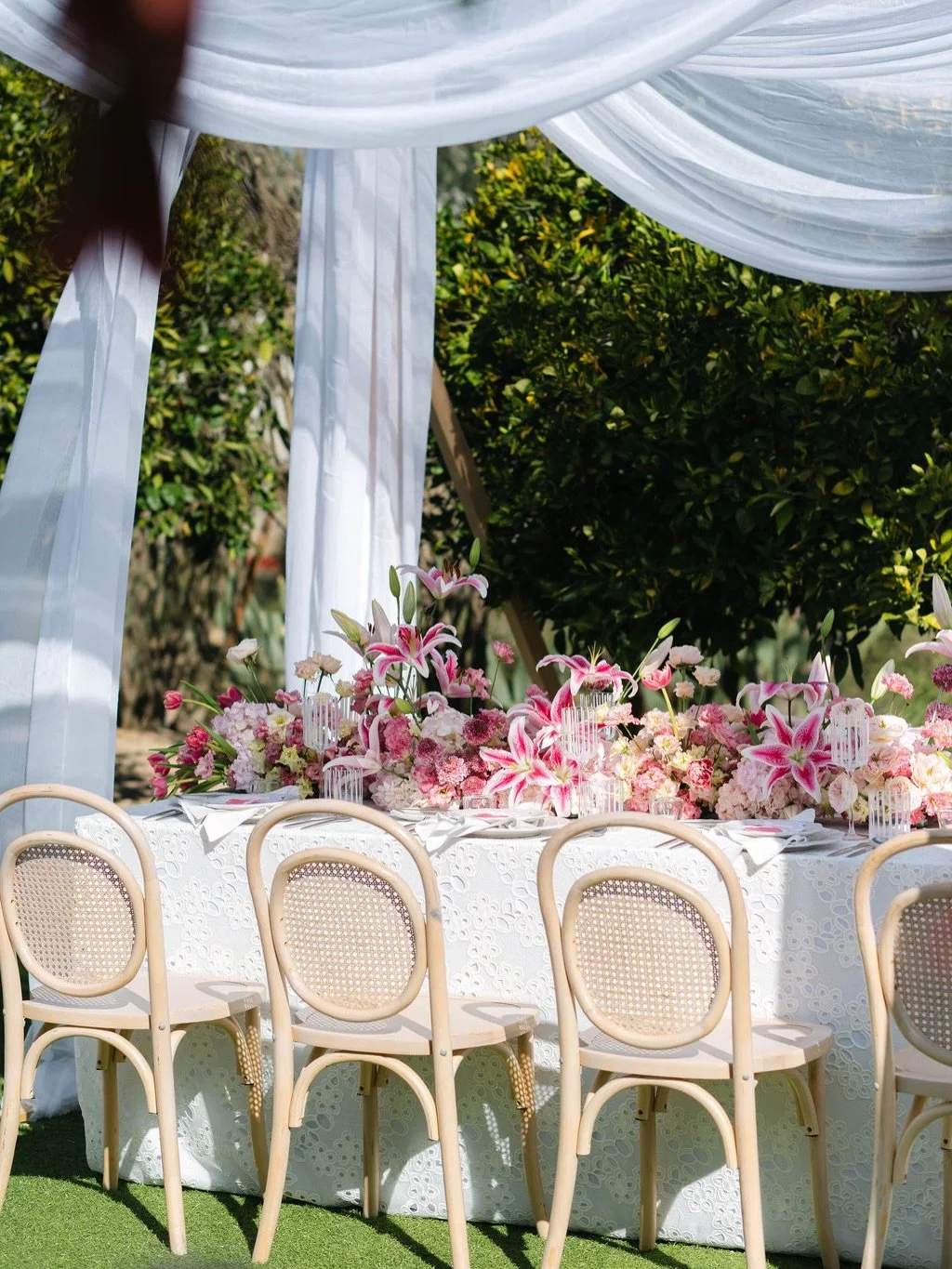 This one&rsquo;s for the pink lovers 💗🌷🌸💌

Fun fact: my mom has always loved Valentine&rsquo;s Day &amp; made it magical every year. So, naturally, I grew up loving it too. This table was designed with the season in mind &mdash; soft shades of pi
