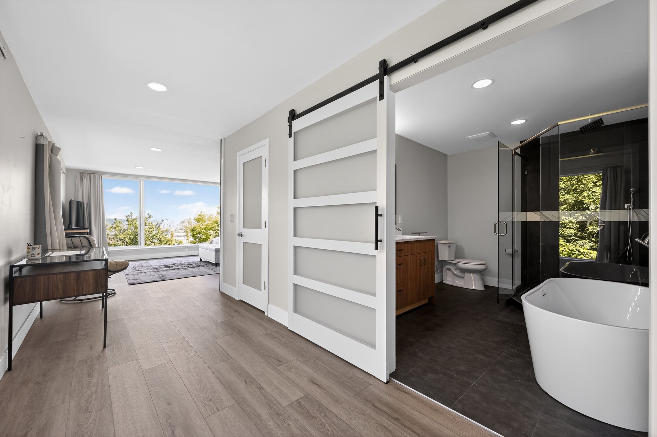 39_1701_41st_Ave_SW-Bathroom-0300.jpg
