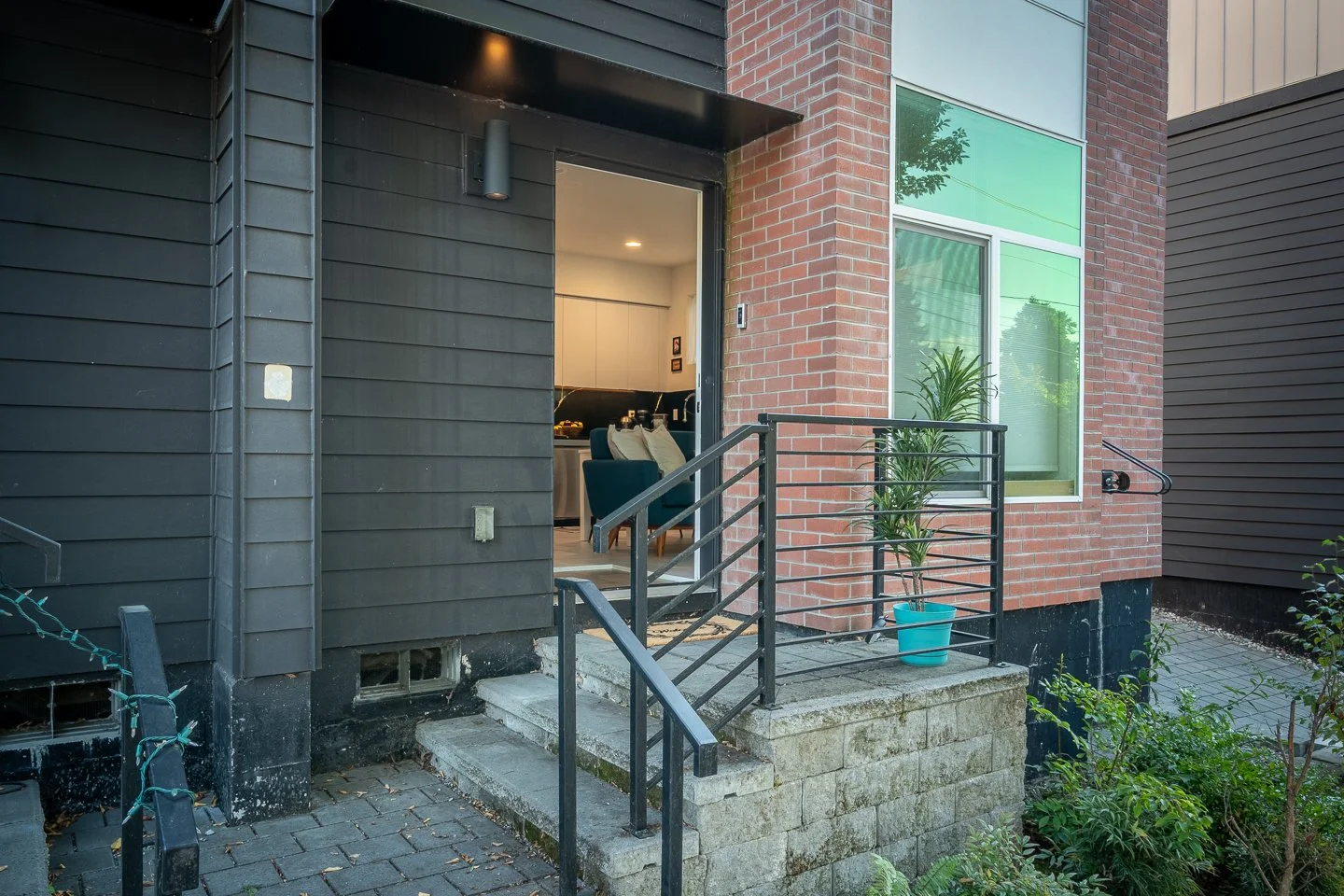 Exteriors - AirBnB 1440 (4).jpg