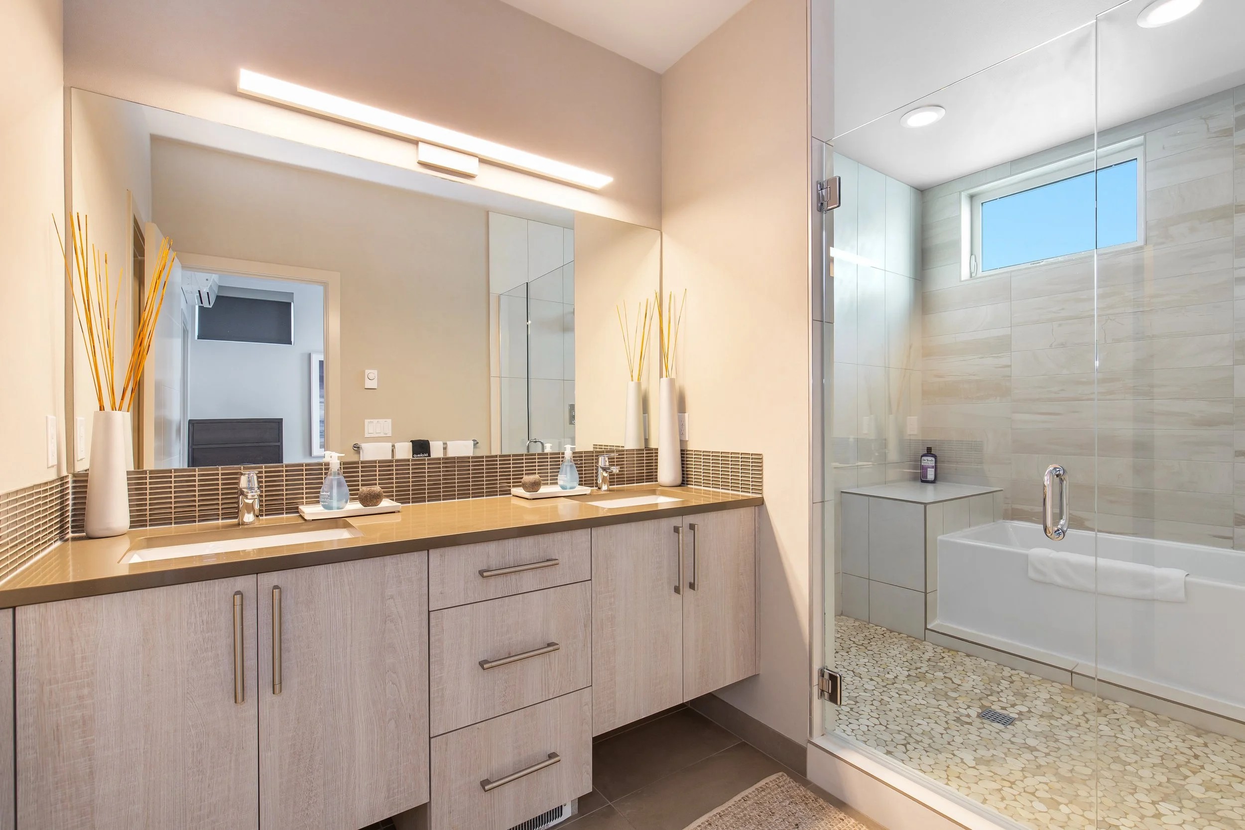 2433 8th Ave N, Seattle WA_0026.jpg