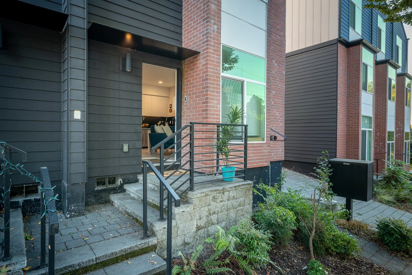 Exteriors - AirBnB 1440 (5).jpg