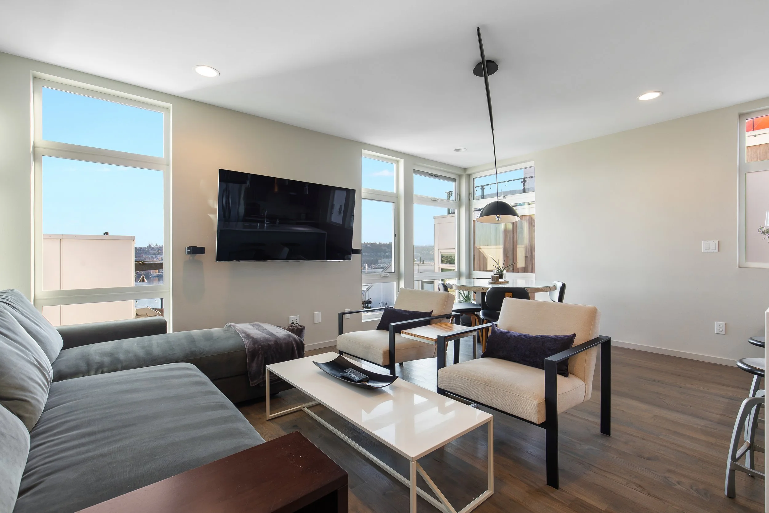 2433 8th Ave N, Seattle WA_0008.jpg
