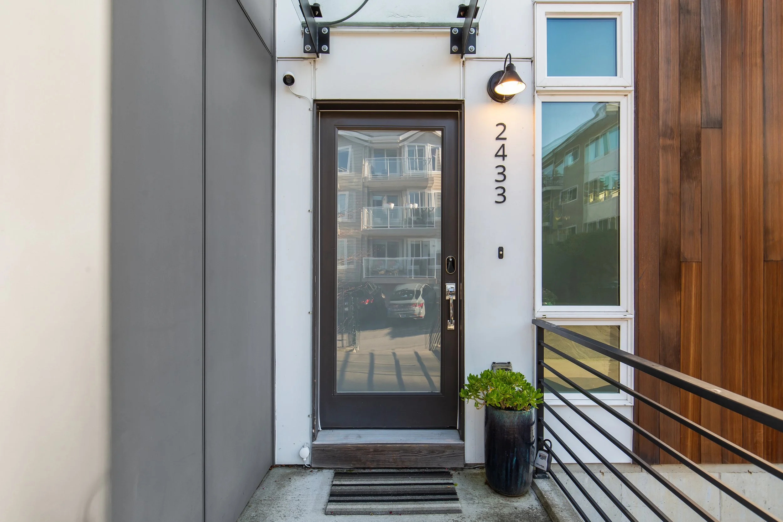 2433 8th Ave N, Seattle WA_0004.jpg