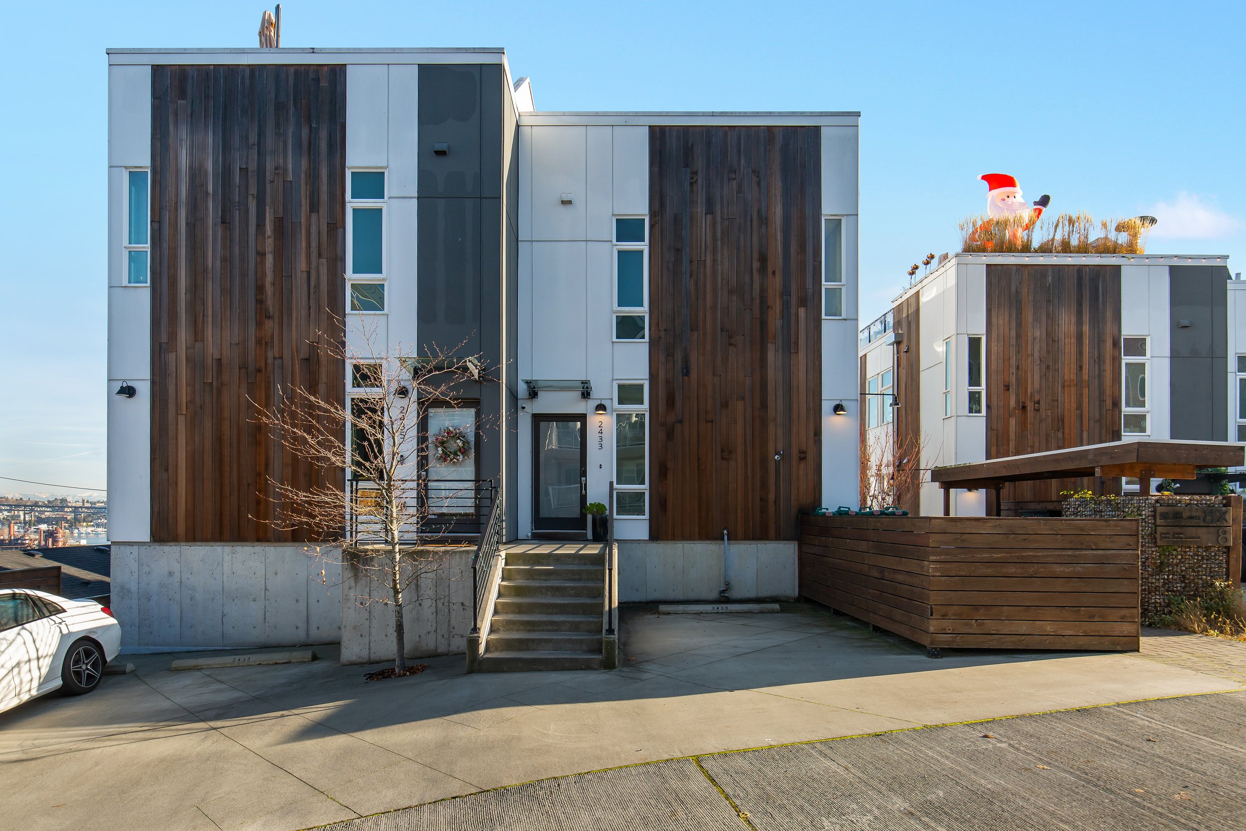 2433 8th Ave N, Seattle WA_0002.jpg