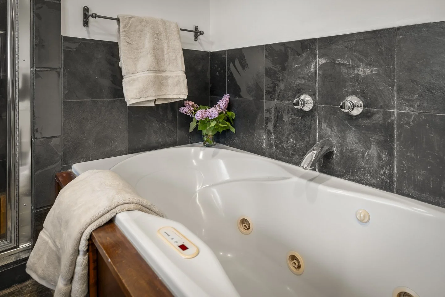 Sound Stays - Rathbun - Interior - AirB&B (36).jpg