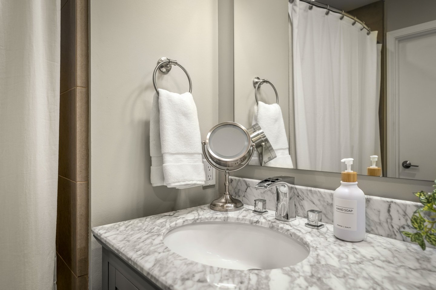 Interior - AirB&B res (10).jpg