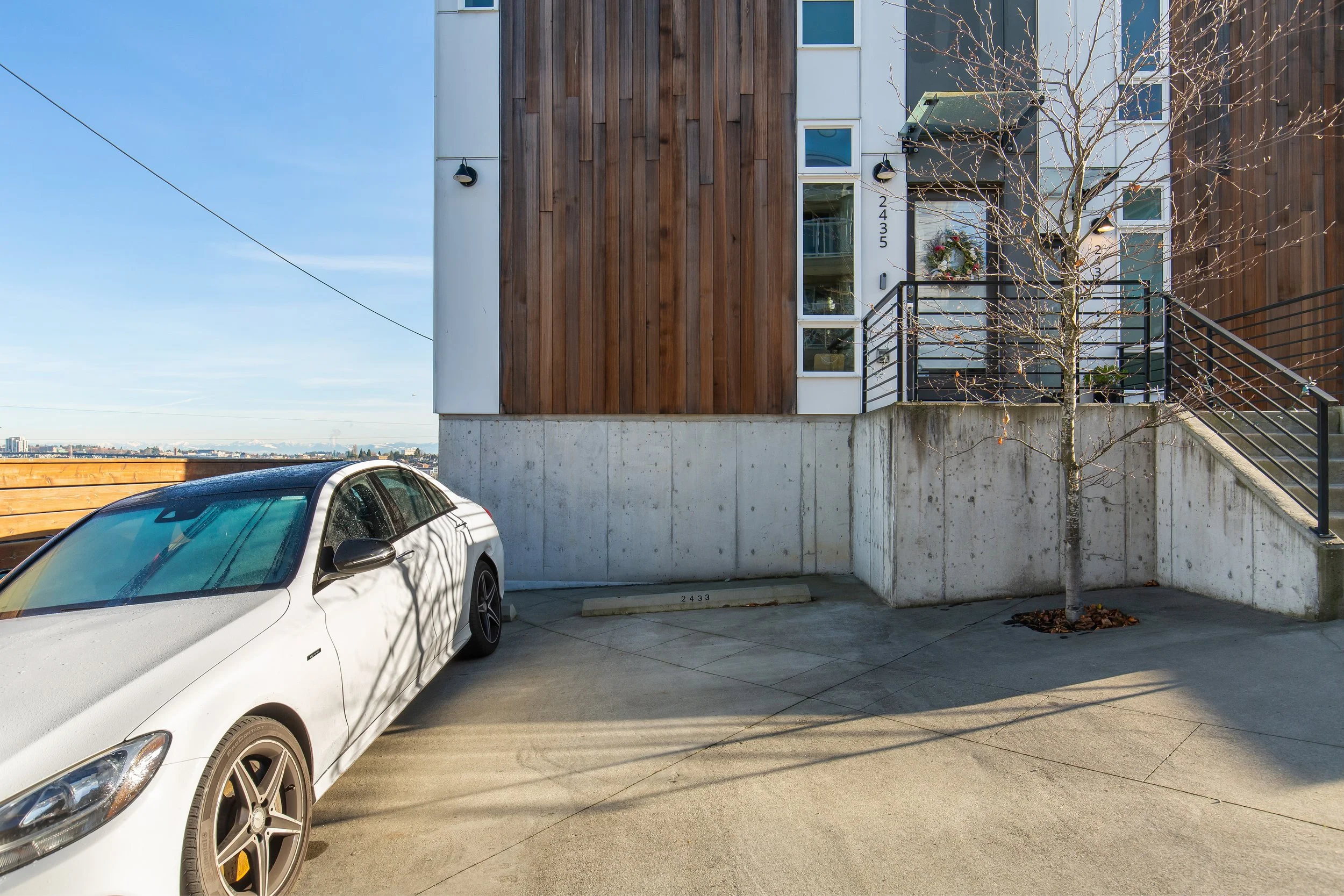 2433 8th Ave N, Seattle WA_0003.jpg