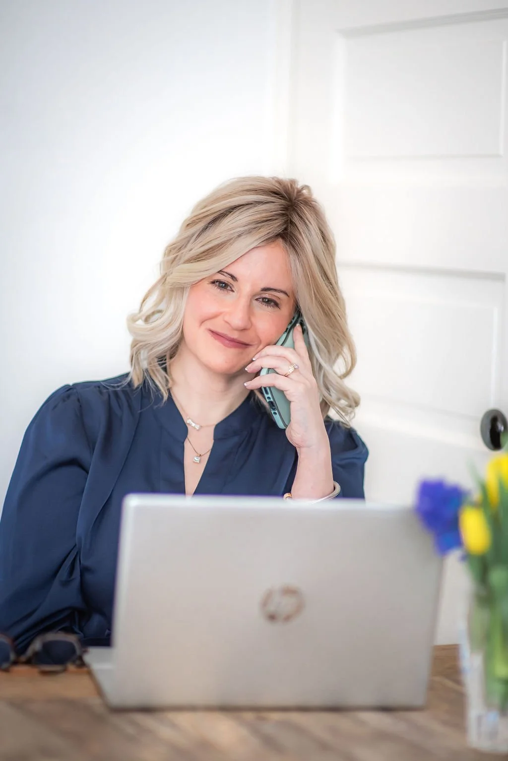 woman-talking-on-cell-lifestyle-business-portraits.jpg