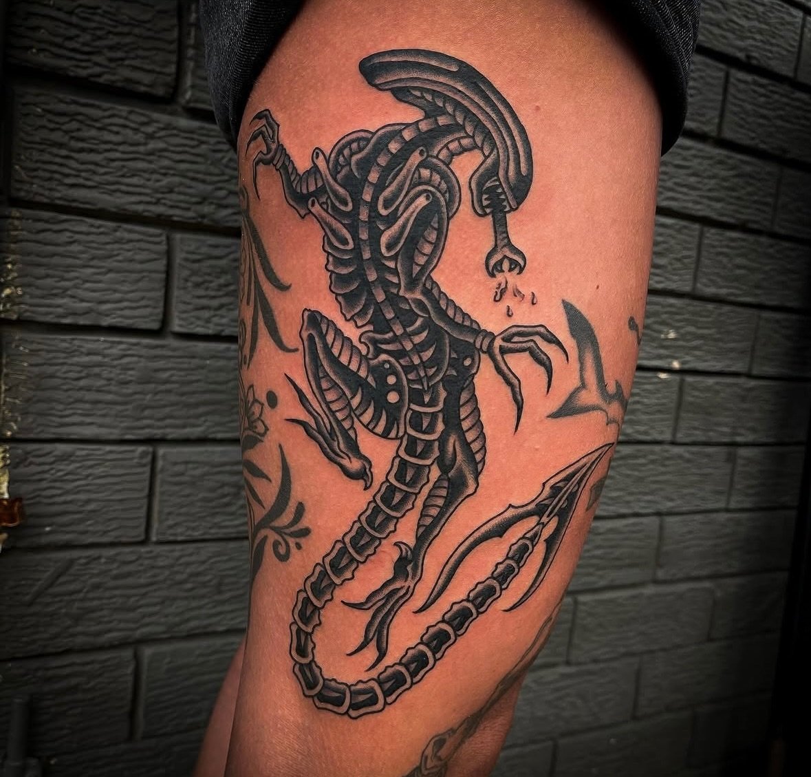 Crawling Xenomorph 👽 made by @chrit_tattoo 
For bookings and enquiries:
Use the link on Chrit&rsquo;s bio 📲
Call 55703308 📲
Email 383tattoo@gmail.com 📧