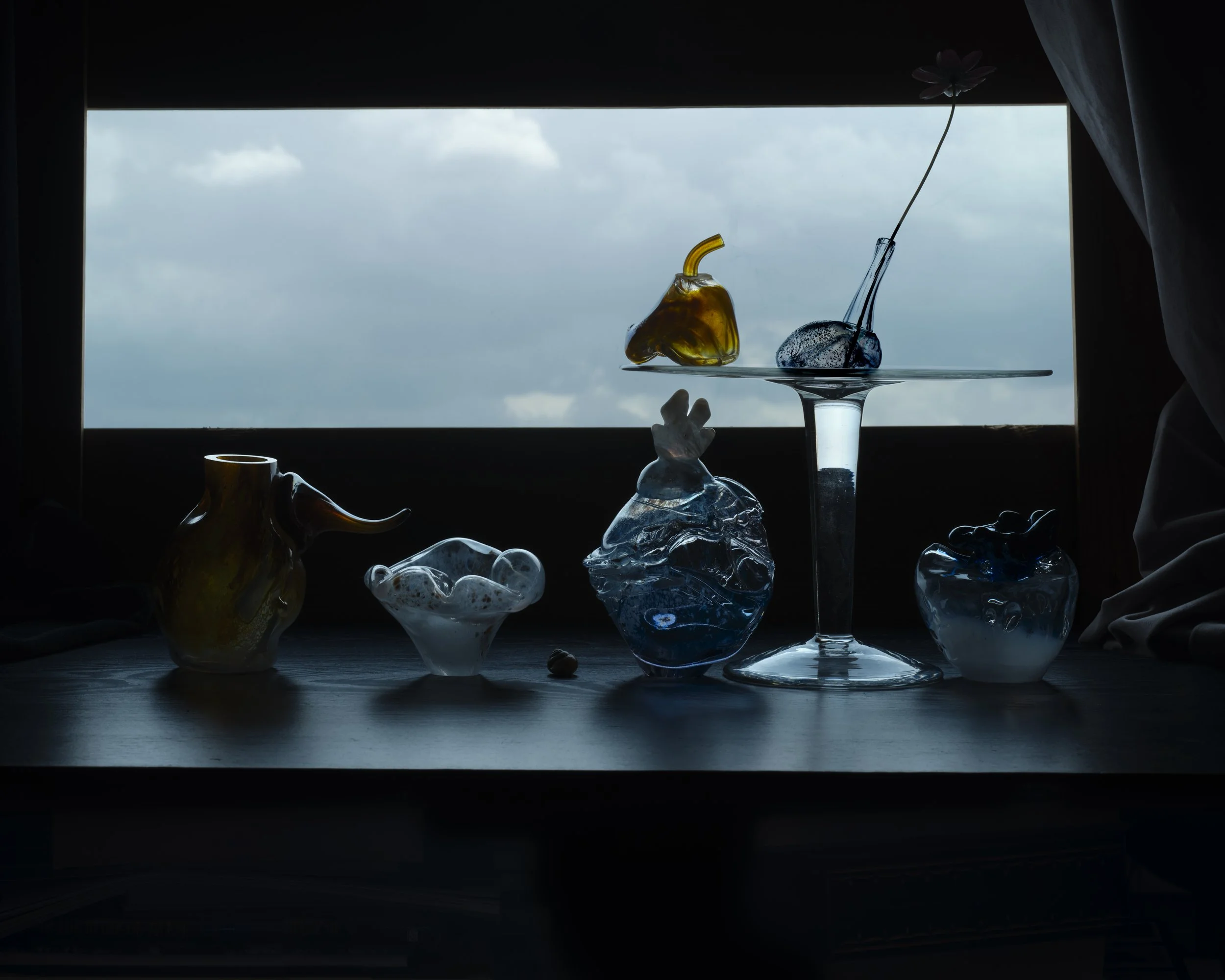 Second vanitas project (5/7)
Still life with sculptures by artist Maria Adolfsson