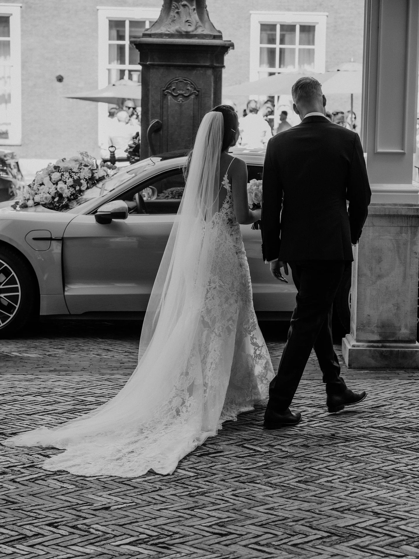 &ldquo;OMG, HOE GA IK DIT DOEN!?&rdquo;

Dat is het eerste wat ik dacht toen de bruid mij meerdere keren had gevraagd om haar bruiloft te fotograferen. Ik had dit nog nooit gedaan en vond het super spannend (je zou maar het ring moment missen😩). Maa