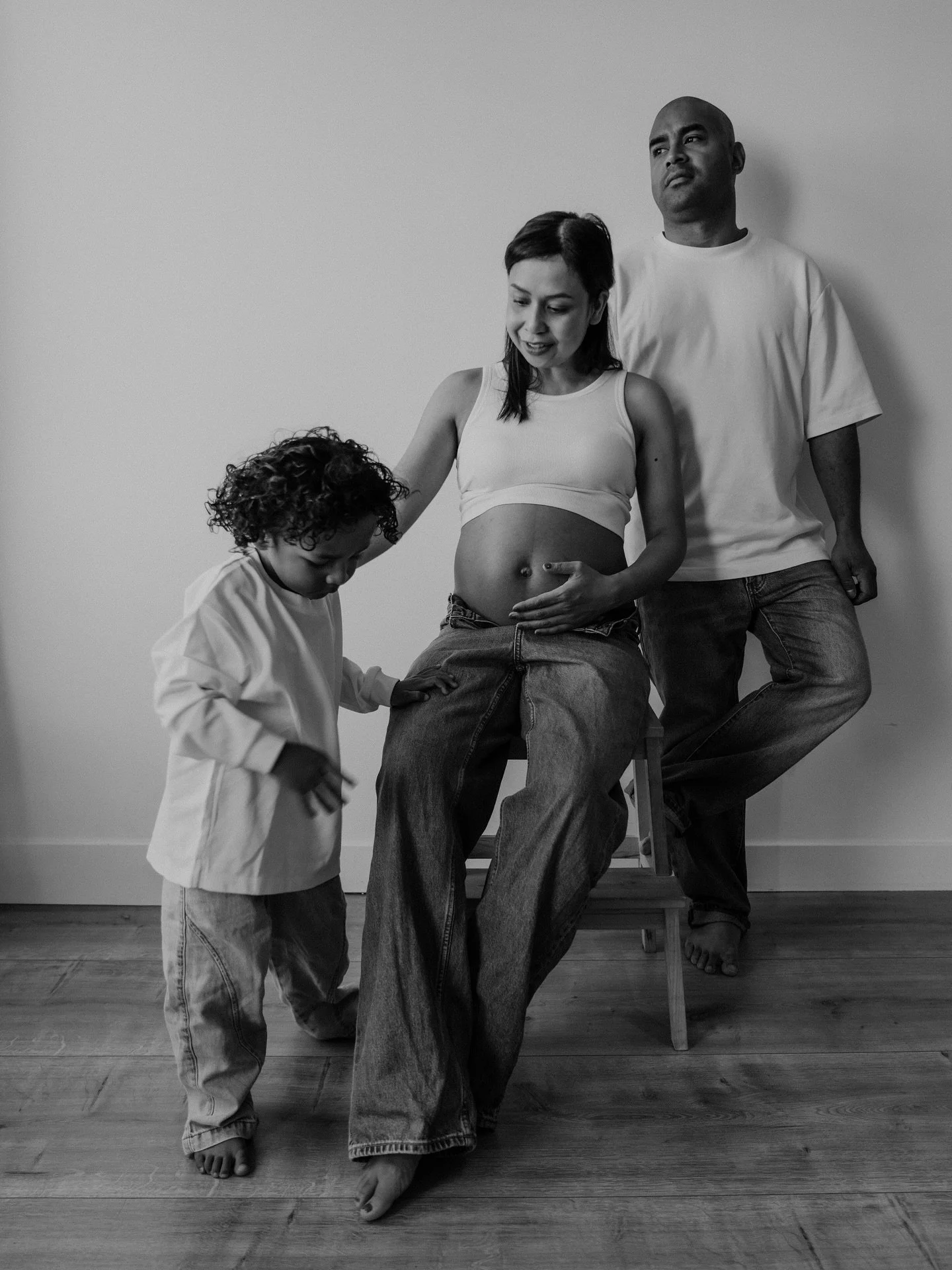 Een tijdje geleden mocht ik een bijzonder gezin fotograferen, gewoon bij hen thuis. Terwijl de meubels werden verschoven, viel mijn oog op een eenvoudige witte muur en het zachte daglicht. In dat moment wist ik: hier gaan we iets moois vangen😇

En d