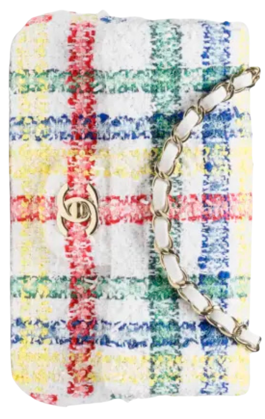 Un tissu à carreaux multicolores avec un collier en métal blanc posé dessus.