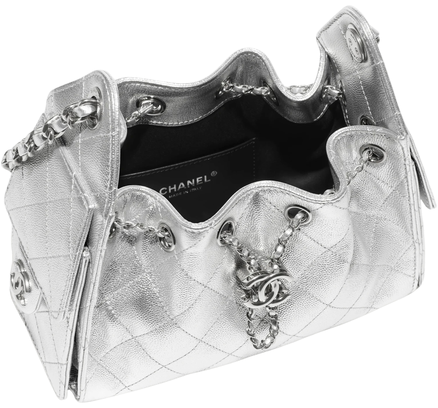 Sac à main Chanel en cuir matelassé argenté avec chaîne en métal et logo Chanel suspendu à la poignée