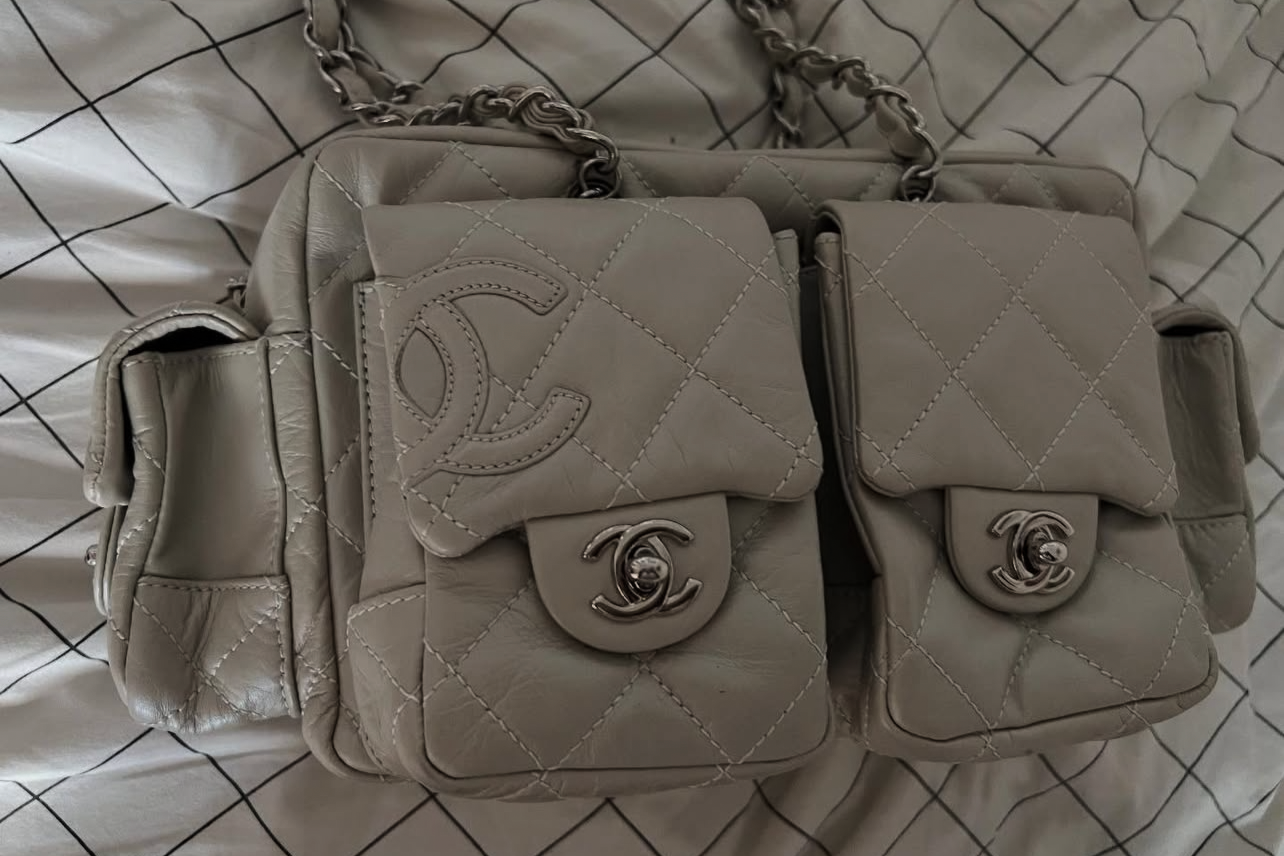 Deux sacs à main en cuir beige avec fermoirs métalliques logo de Chanel, posés sur une surface en tissu à carreaux.