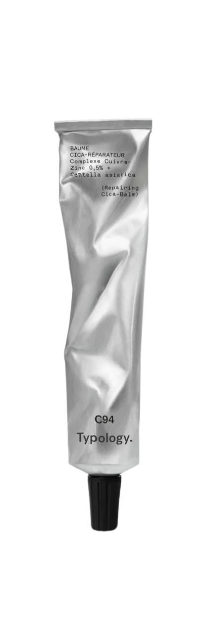 Tube blanc d'une crème réparatrice pour la peau, avec texte en français et anglais.